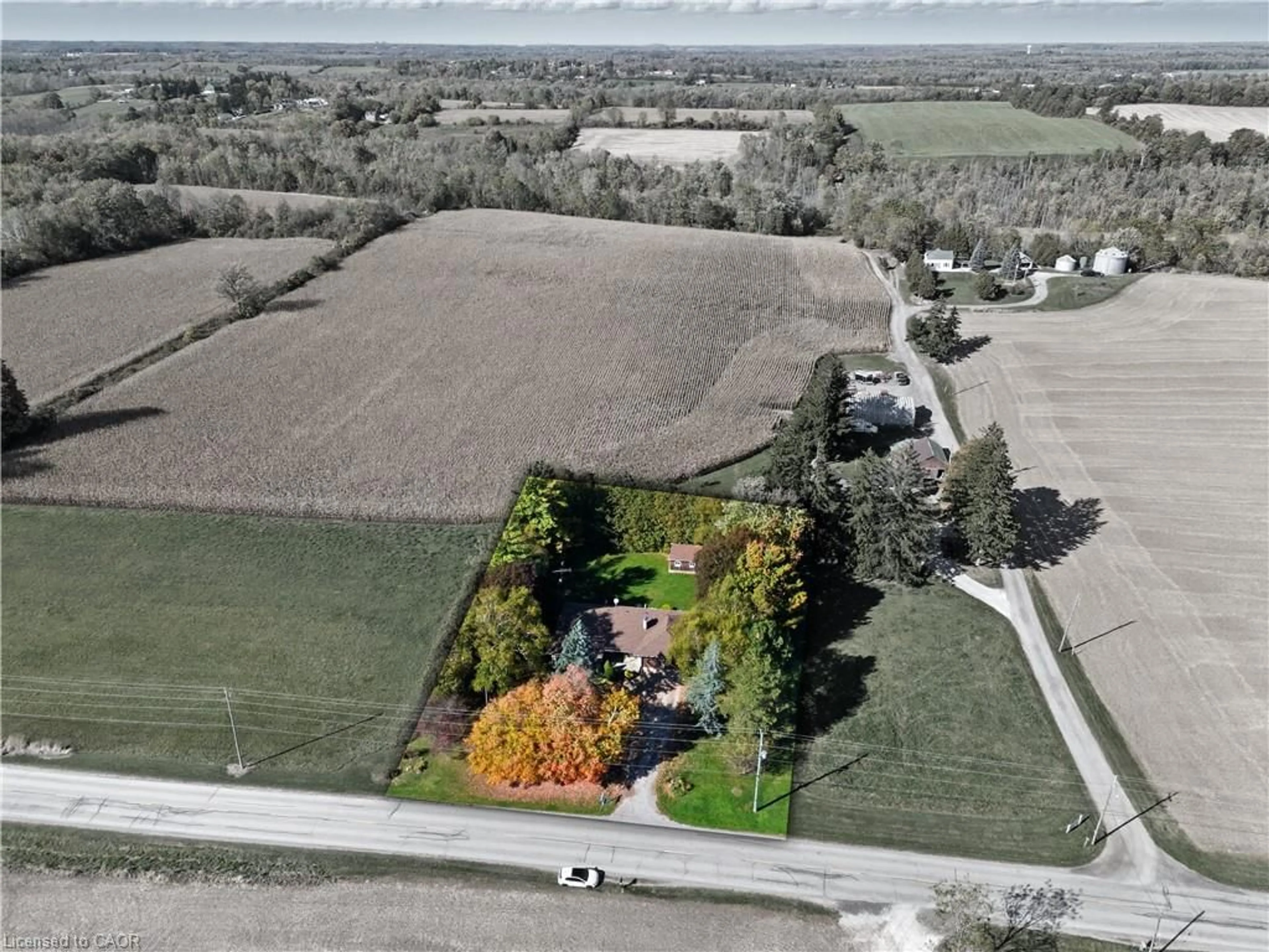A pic from outside/outdoor area/front of a property/back of a property/a pic from drone, street for 1043 Safari Rd, Hamilton Ontario L0R 1V0