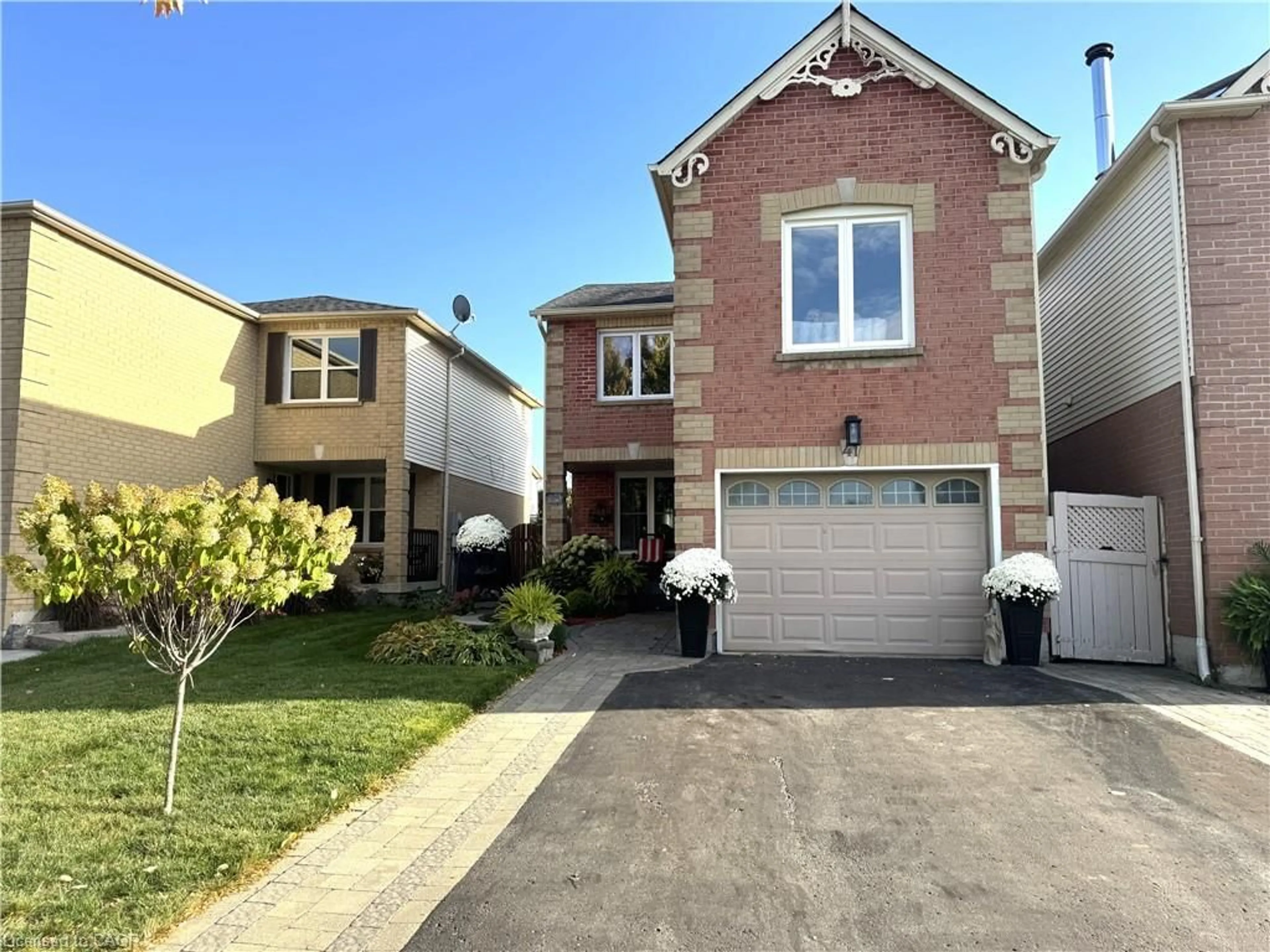 Home with vinyl exterior material, street for 41 Yorkville Dr, Courtice Ontario L1E 2A7