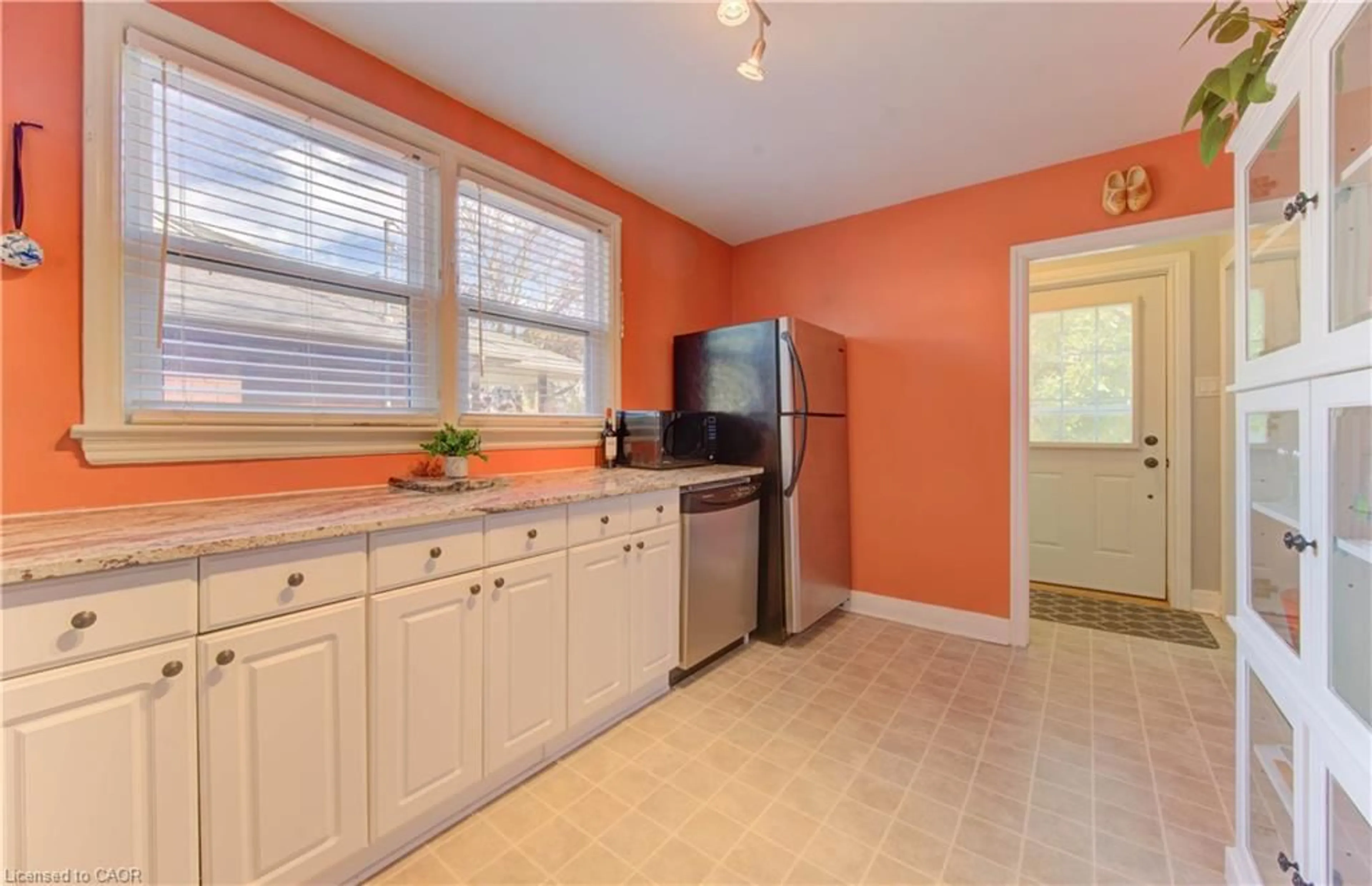 Standard kitchen, ceramic/tile floor for 406 Ephraim St, Kitchener Ontario N2B 2C2