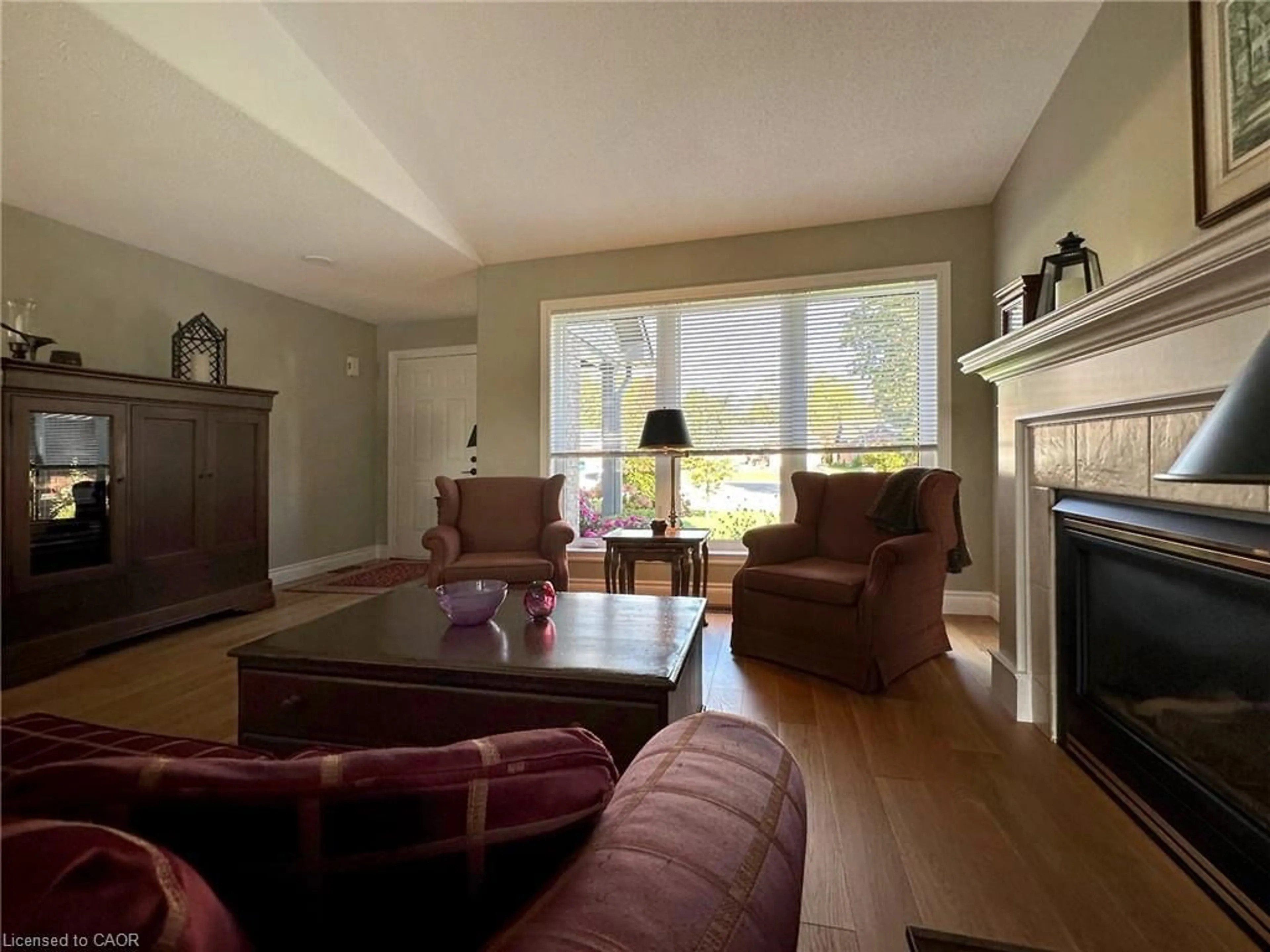 Living room with furniture, wood/laminate floor for 15 Bayshore Crt, Port Dover Ontario N0A 1N7