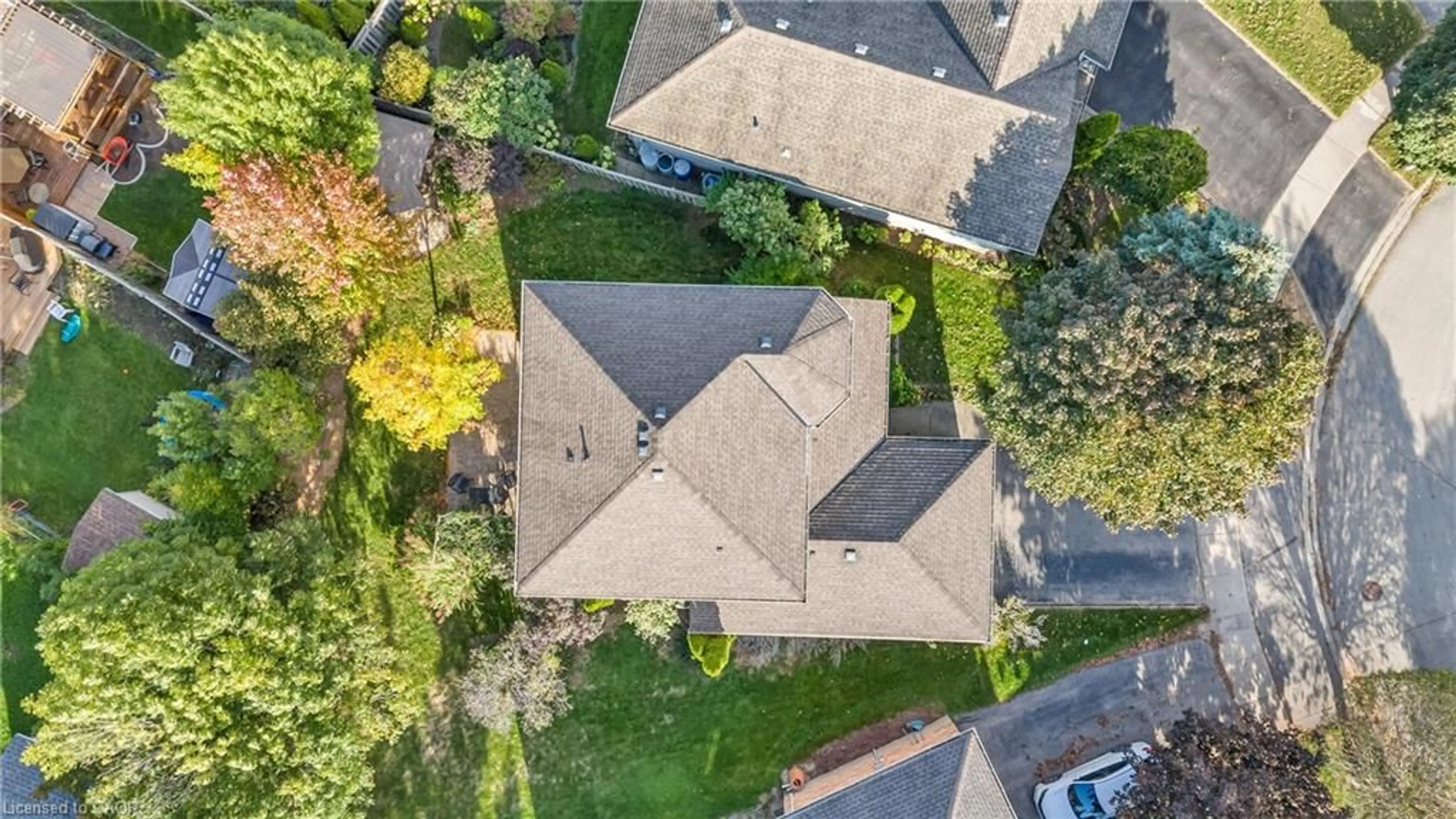 A pic from outside/outdoor area/front of a property/back of a property/a pic from drone, street for 214 Dartmoor Cres, Waterloo Ontario N2K 3S9