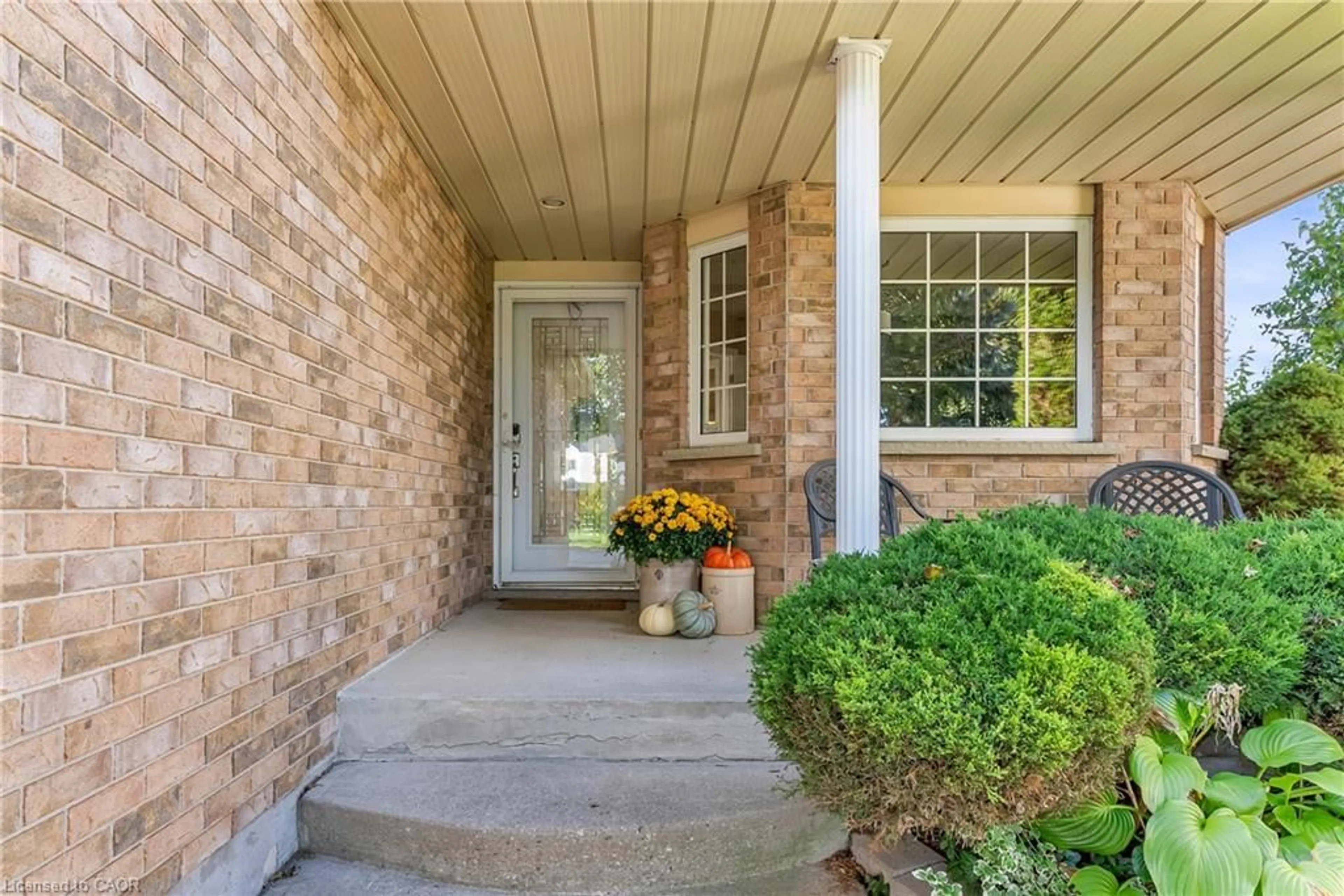 Indoor entryway for 214 Dartmoor Cres, Waterloo Ontario N2K 3S9