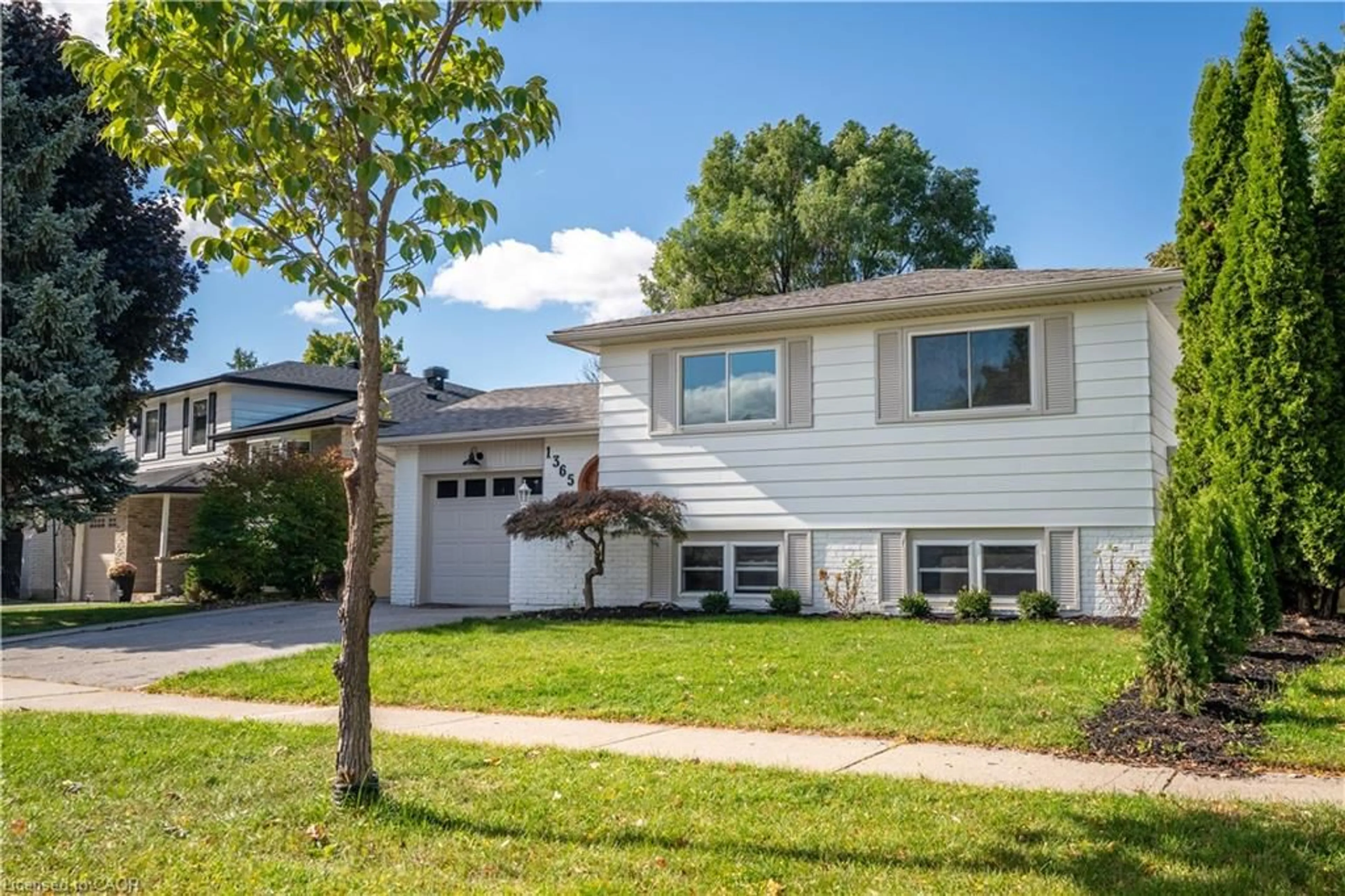 Home with vinyl exterior material, street for 1365 Janina Blvd, Burlington Ontario L7P 1K5