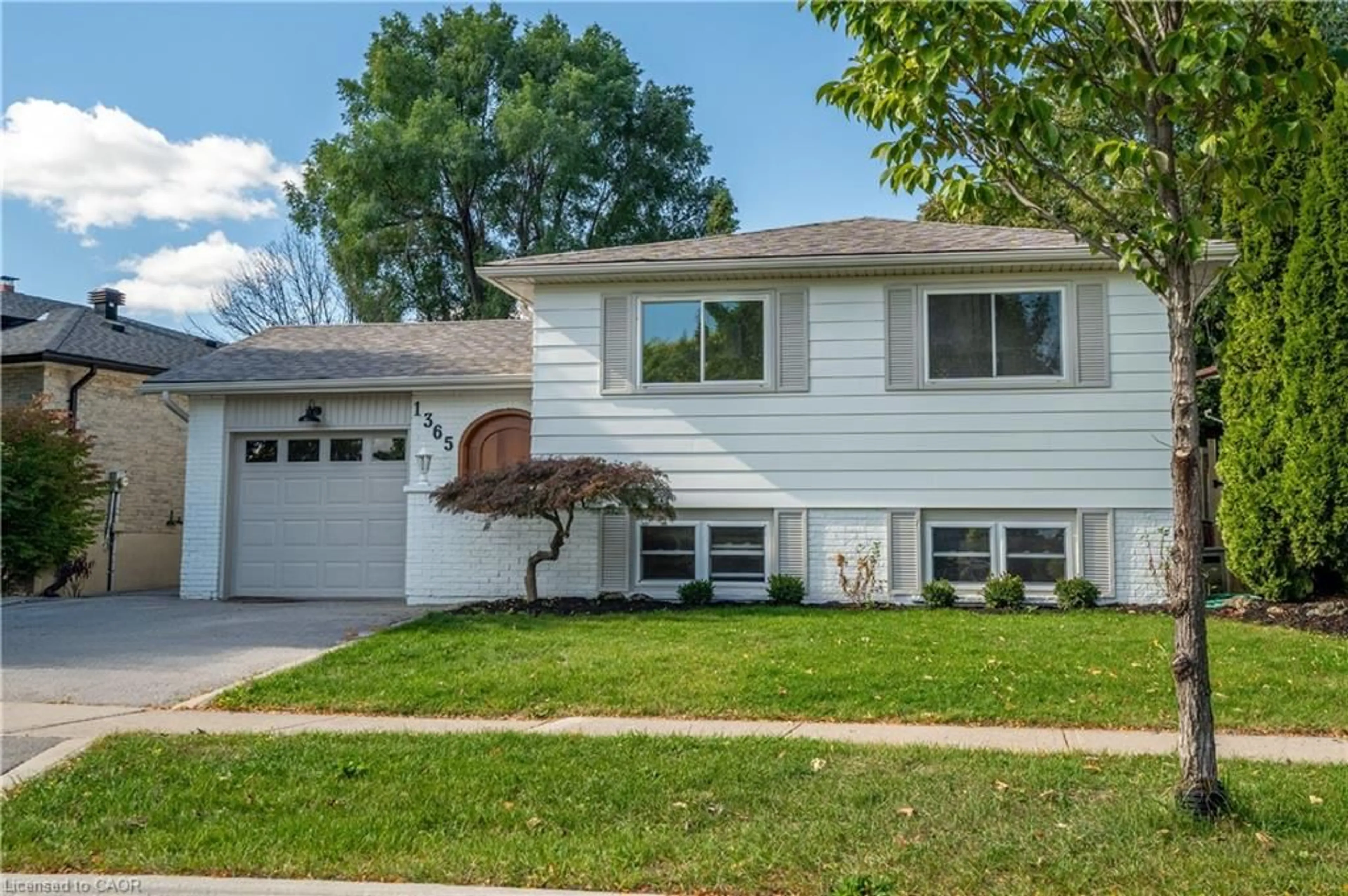 Home with vinyl exterior material, street for 1365 Janina Blvd, Burlington Ontario L7P 1K5