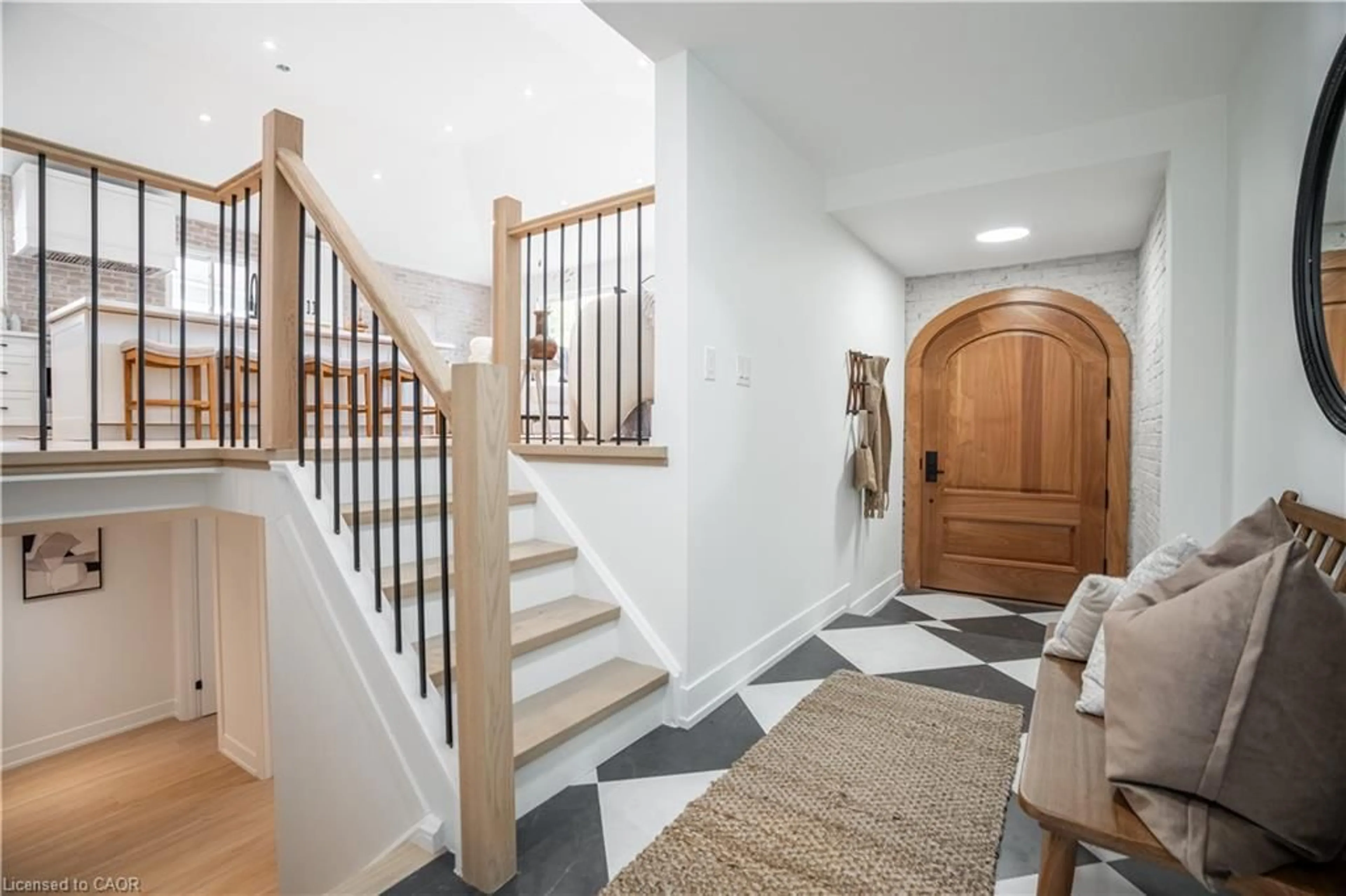 Indoor entryway for 1365 Janina Blvd, Burlington Ontario L7P 1K5