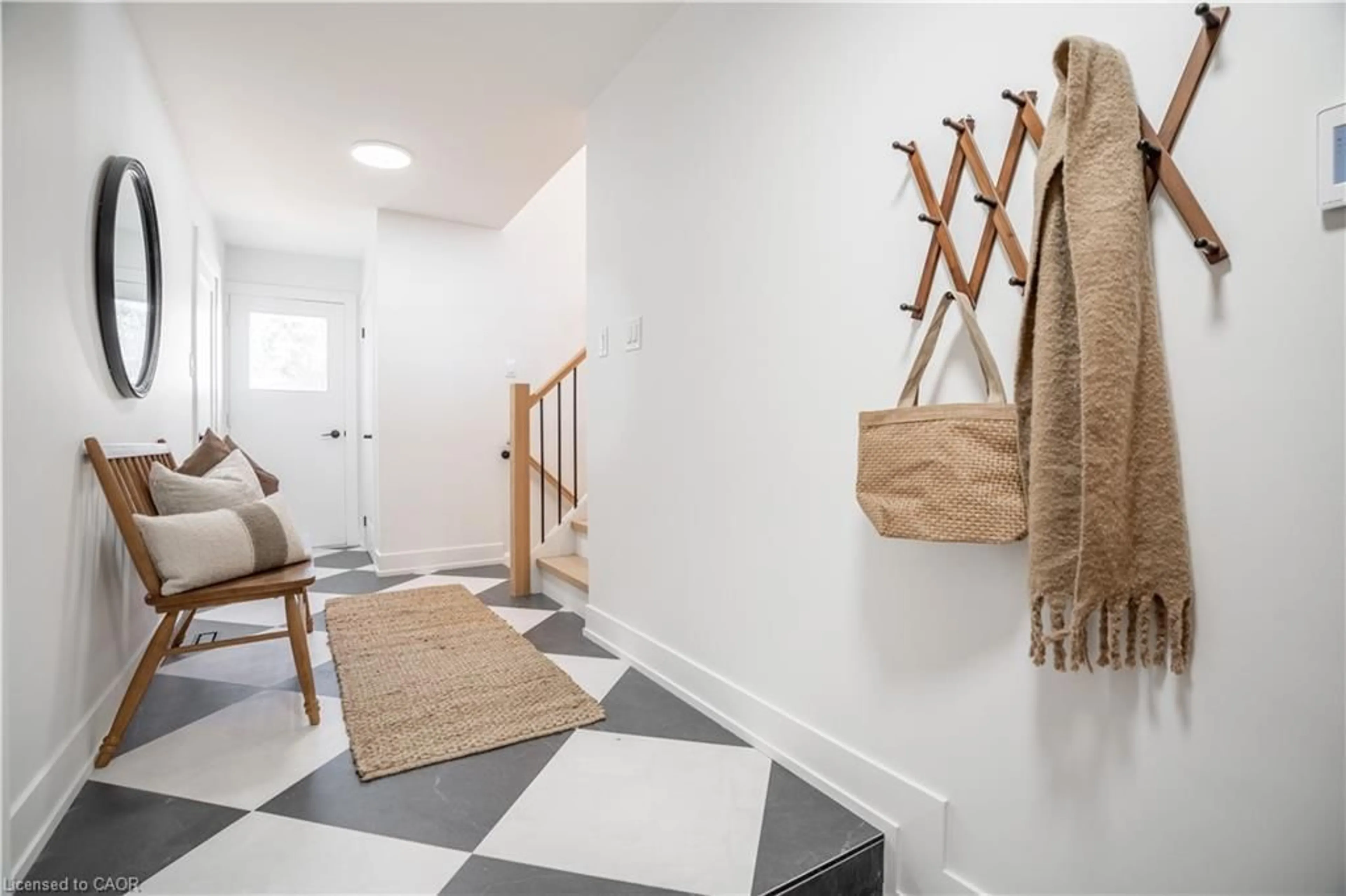 Indoor entryway for 1365 Janina Blvd, Burlington Ontario L7P 1K5