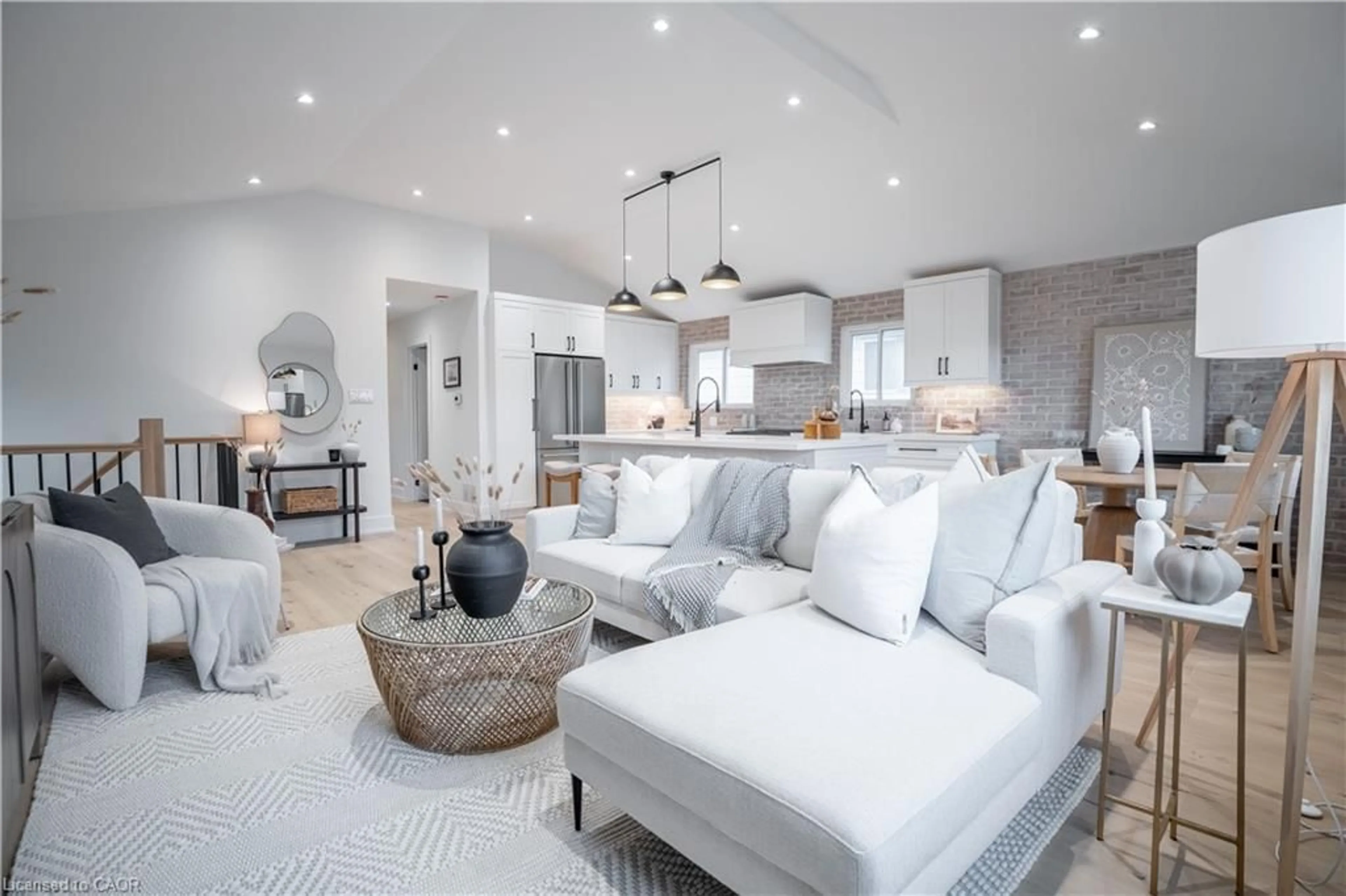 Living room with furniture, unknown for 1365 Janina Blvd, Burlington Ontario L7P 1K5