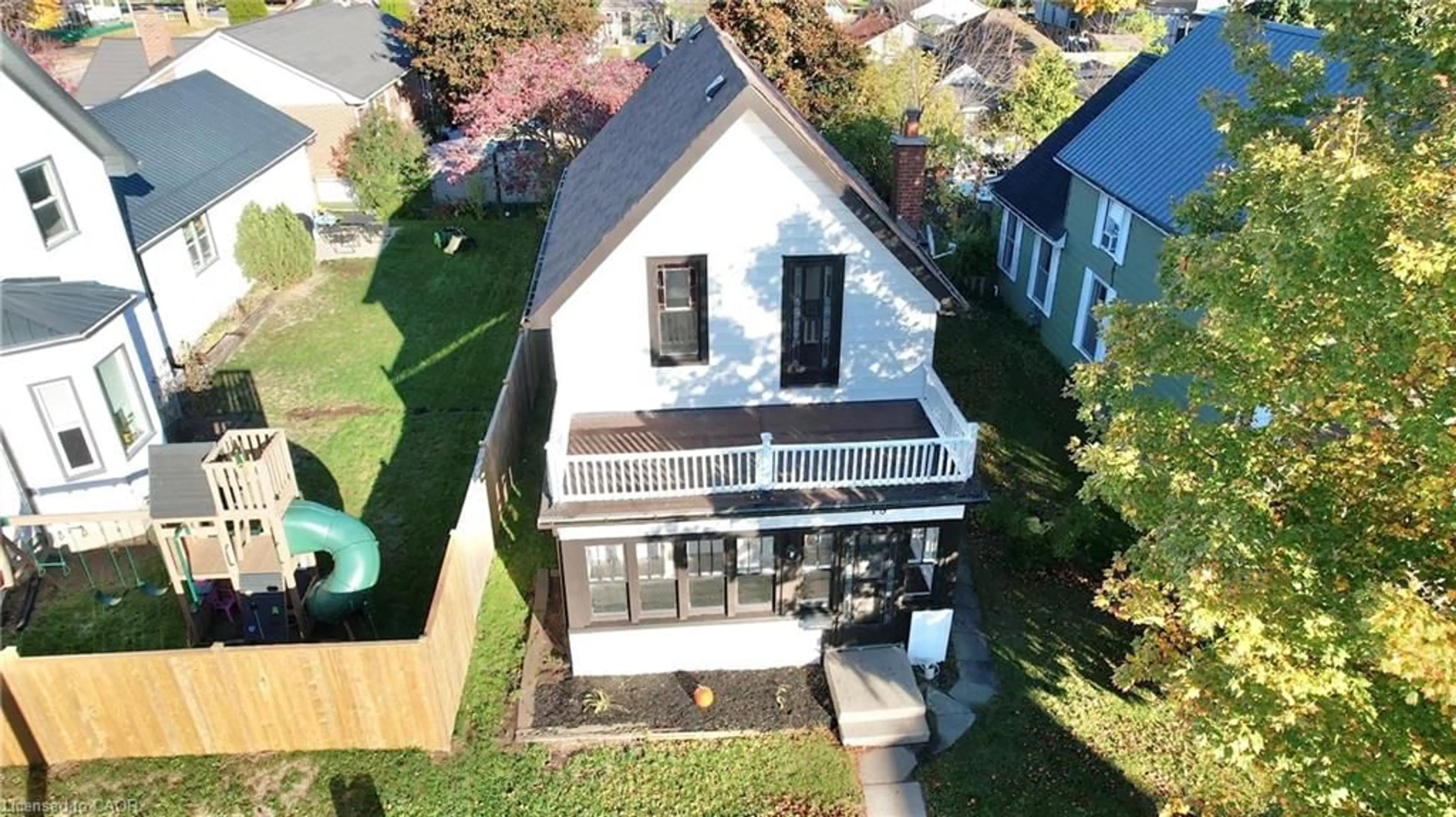 A pic from outside/outdoor area/front of a property/back of a property/a pic from drone, street for 18 King St, Tillsonburg Ontario N4G 3E2