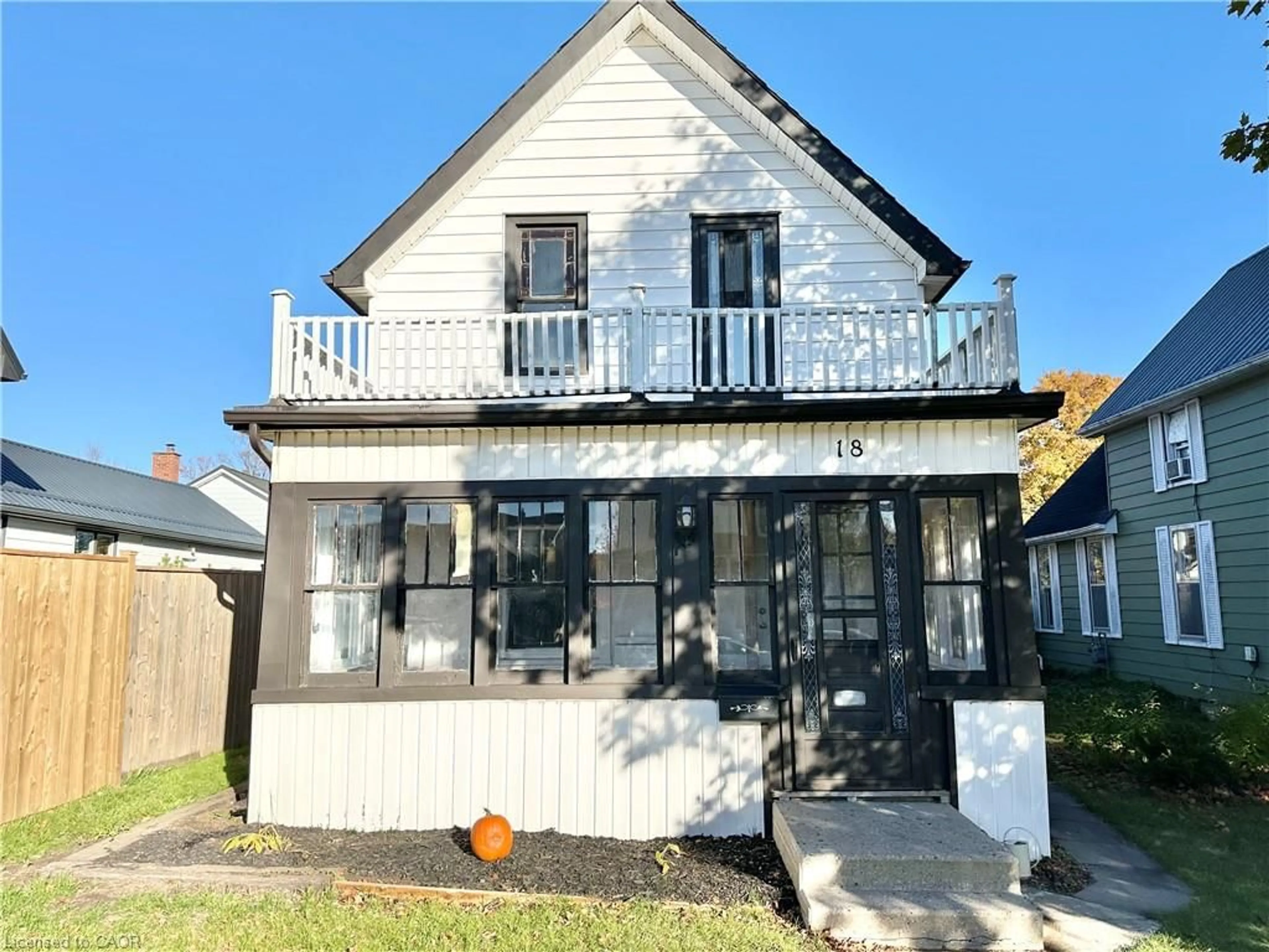 Home with vinyl exterior material, building for 18 King St, Tillsonburg Ontario N4G 3E2