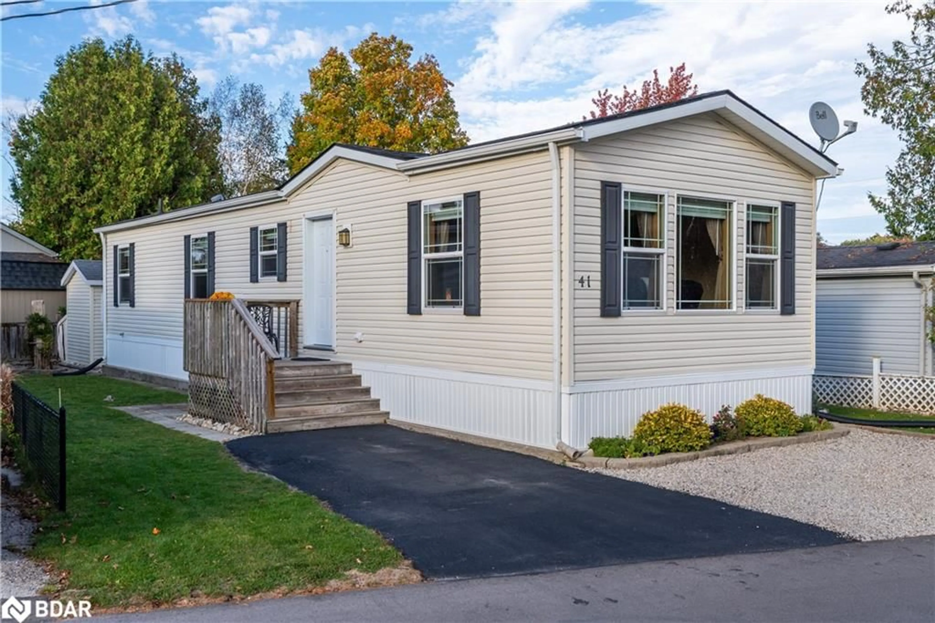 Home with vinyl exterior material, street for 41 Cedarbush Crescent Pvt Cres, Puslinch Ontario N0B 2J0