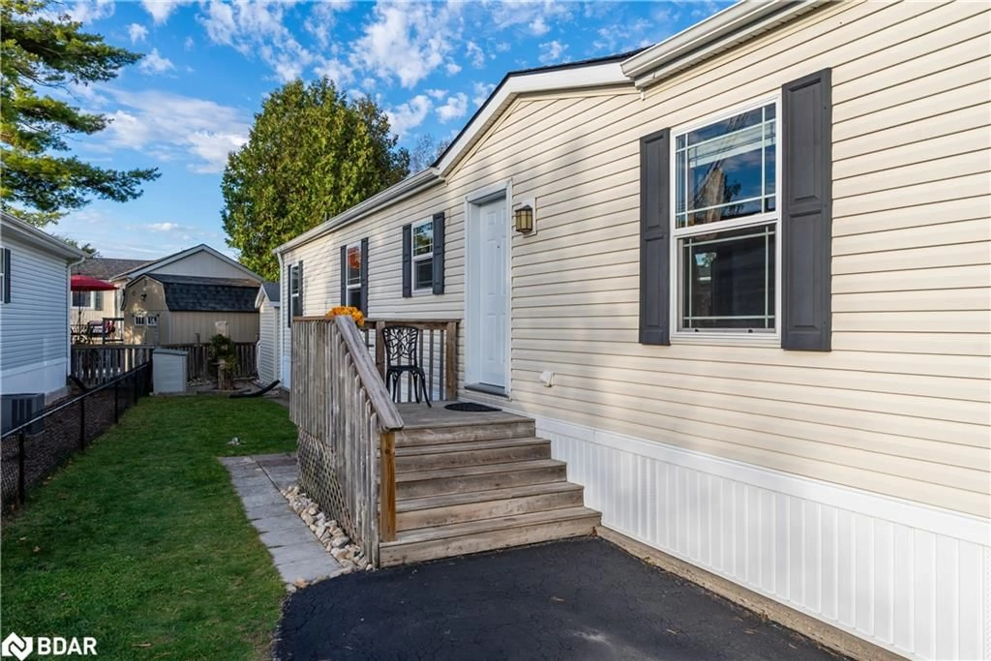 Home with vinyl exterior material, street for 41 Cedarbush Crescent Pvt Cres, Puslinch Ontario N0B 2J0