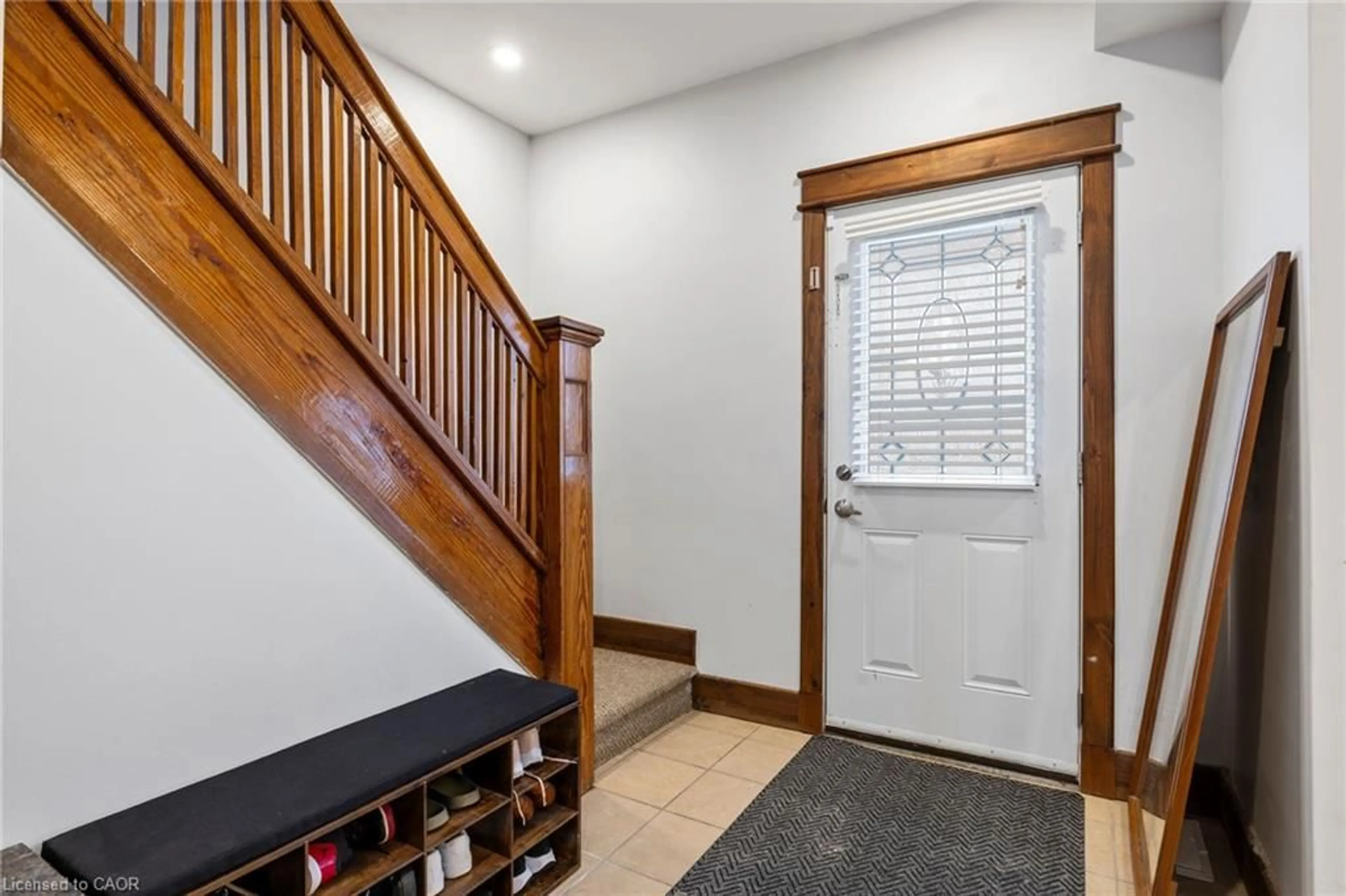 Indoor entryway for 4731 Third Ave, Niagara Falls Ontario L2E 4L7