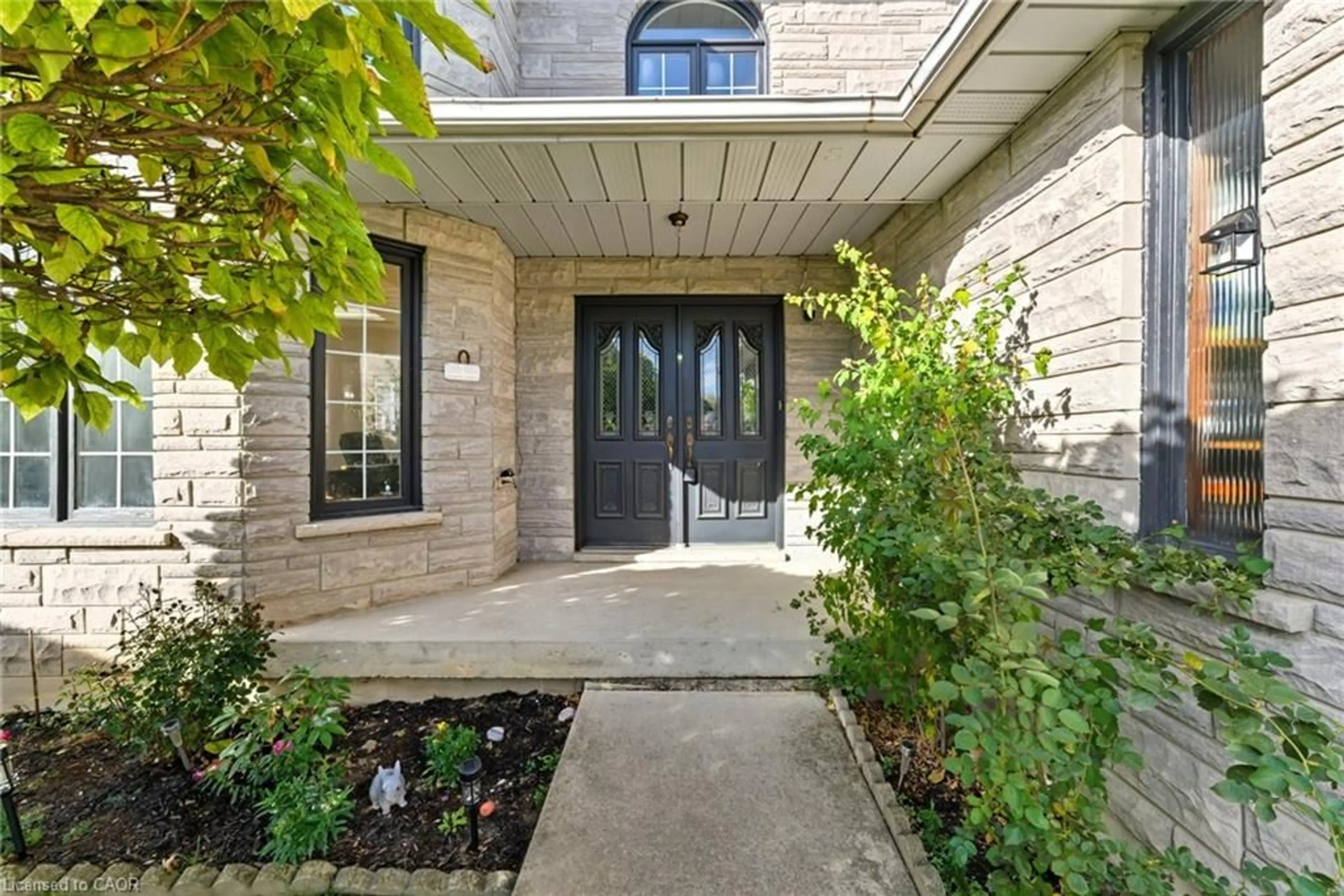 Indoor entryway for 2 Morningstar Crt, Hamilton Ontario L8W 3E1