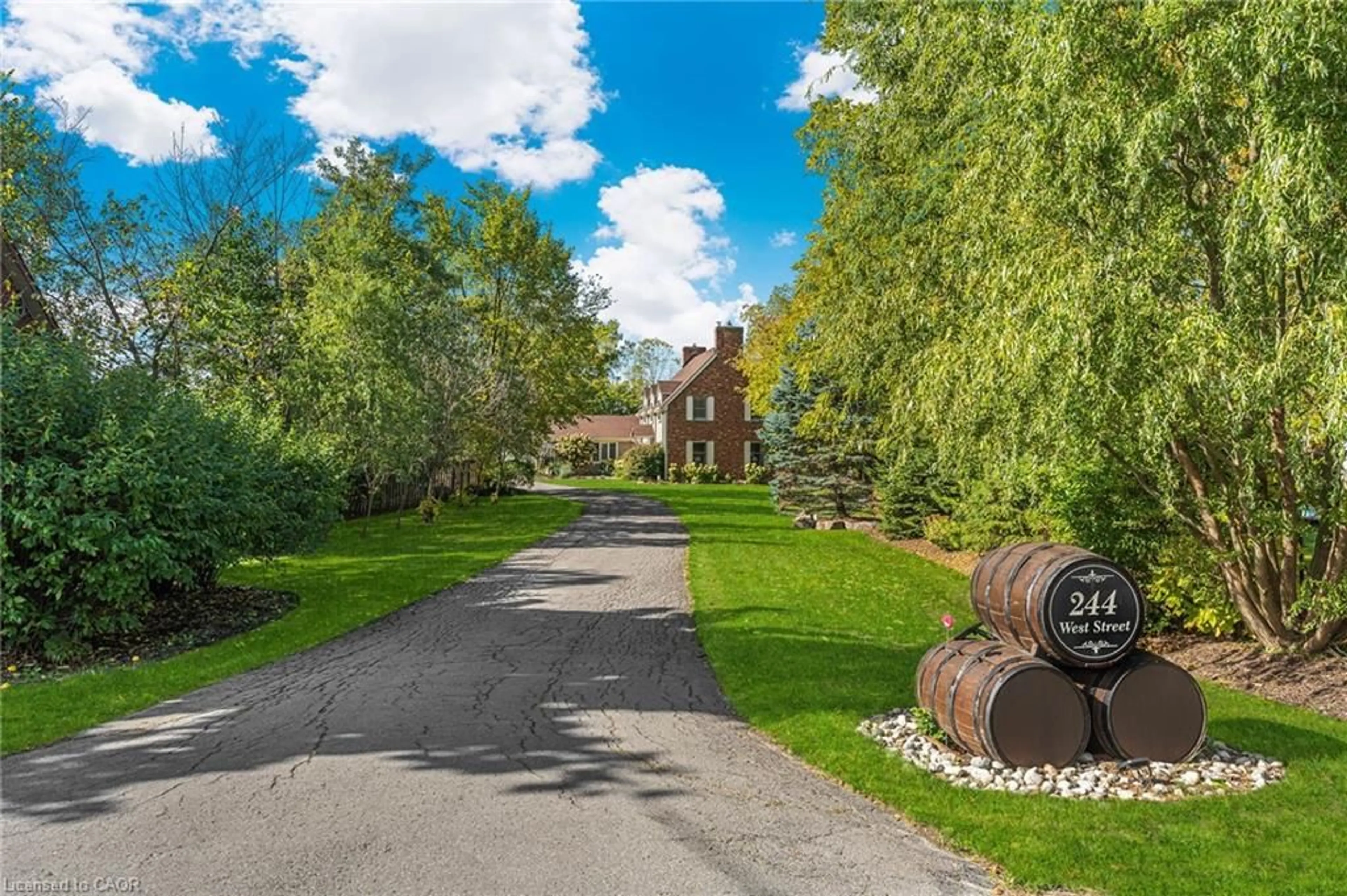 A pic from outside/outdoor area/front of a property/back of a property/a pic from drone, street for 244 West St, Smithville Ontario L0R 2A0