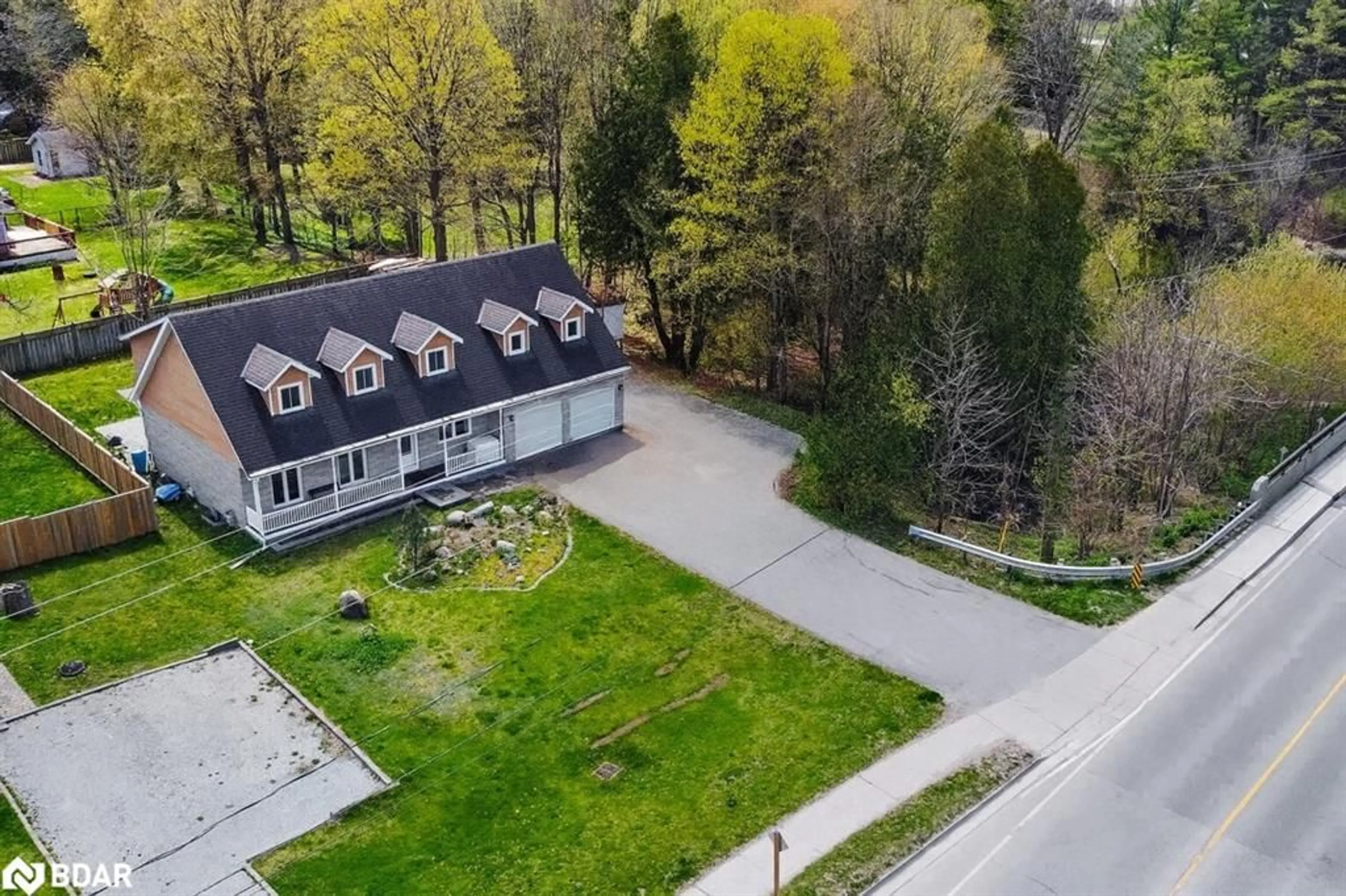 A pic from outside/outdoor area/front of a property/back of a property/a pic from drone, street for 190 Centre St, Angus Ontario L0M 1B0