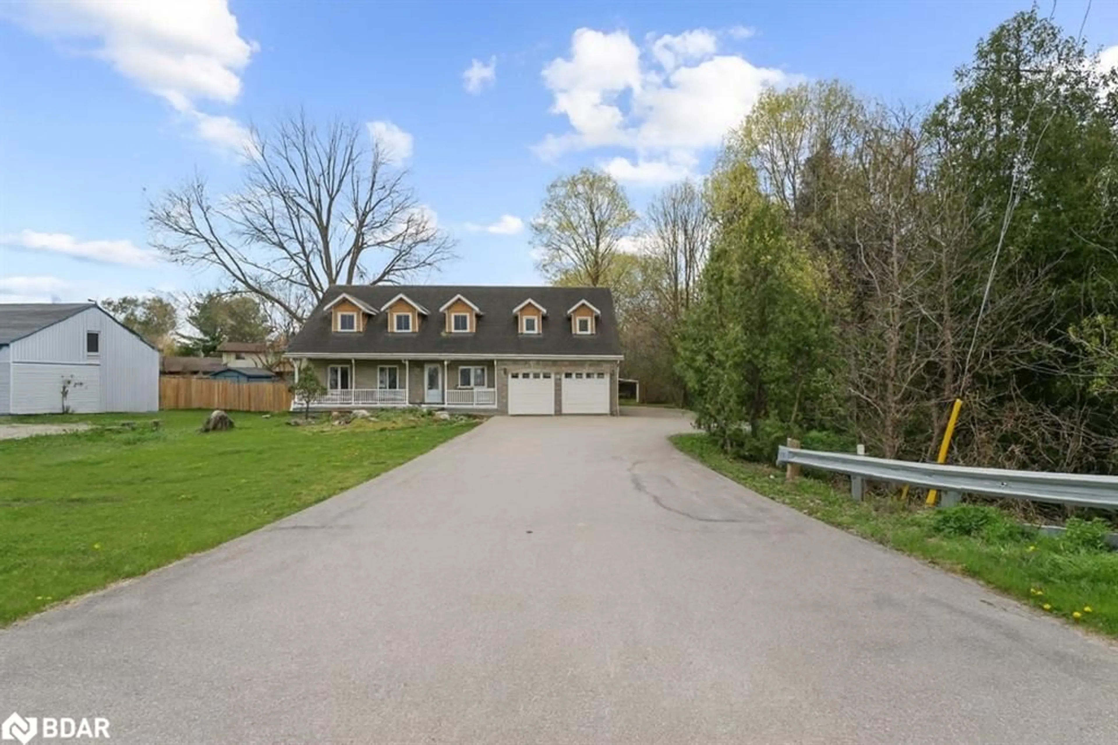 A pic from outside/outdoor area/front of a property/back of a property/a pic from drone, street for 190 Centre St, Angus Ontario L0M 1B0