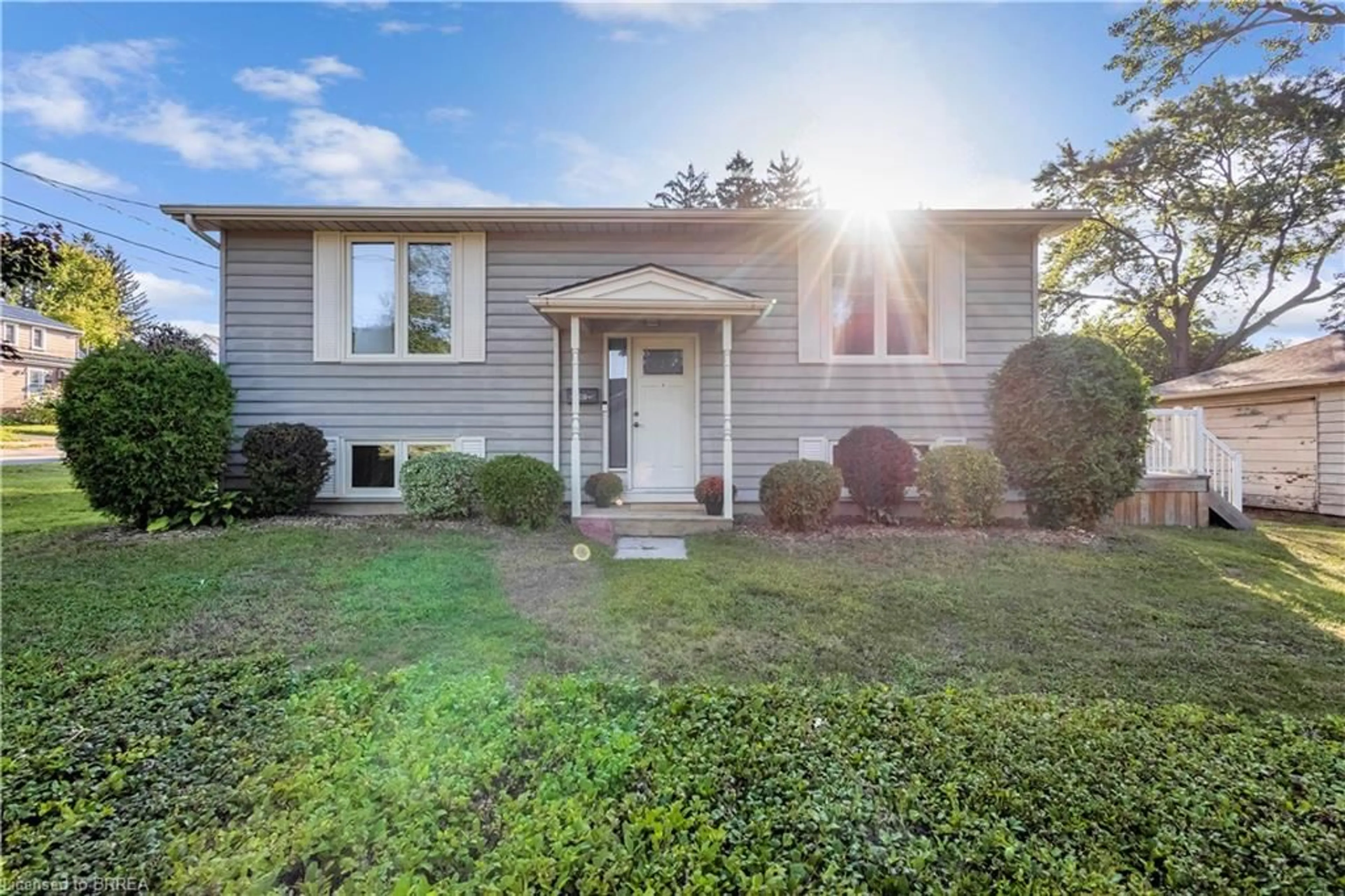 Home with vinyl exterior material, street for 11 Fourth Ave, Brantford Ontario N3S 7T9