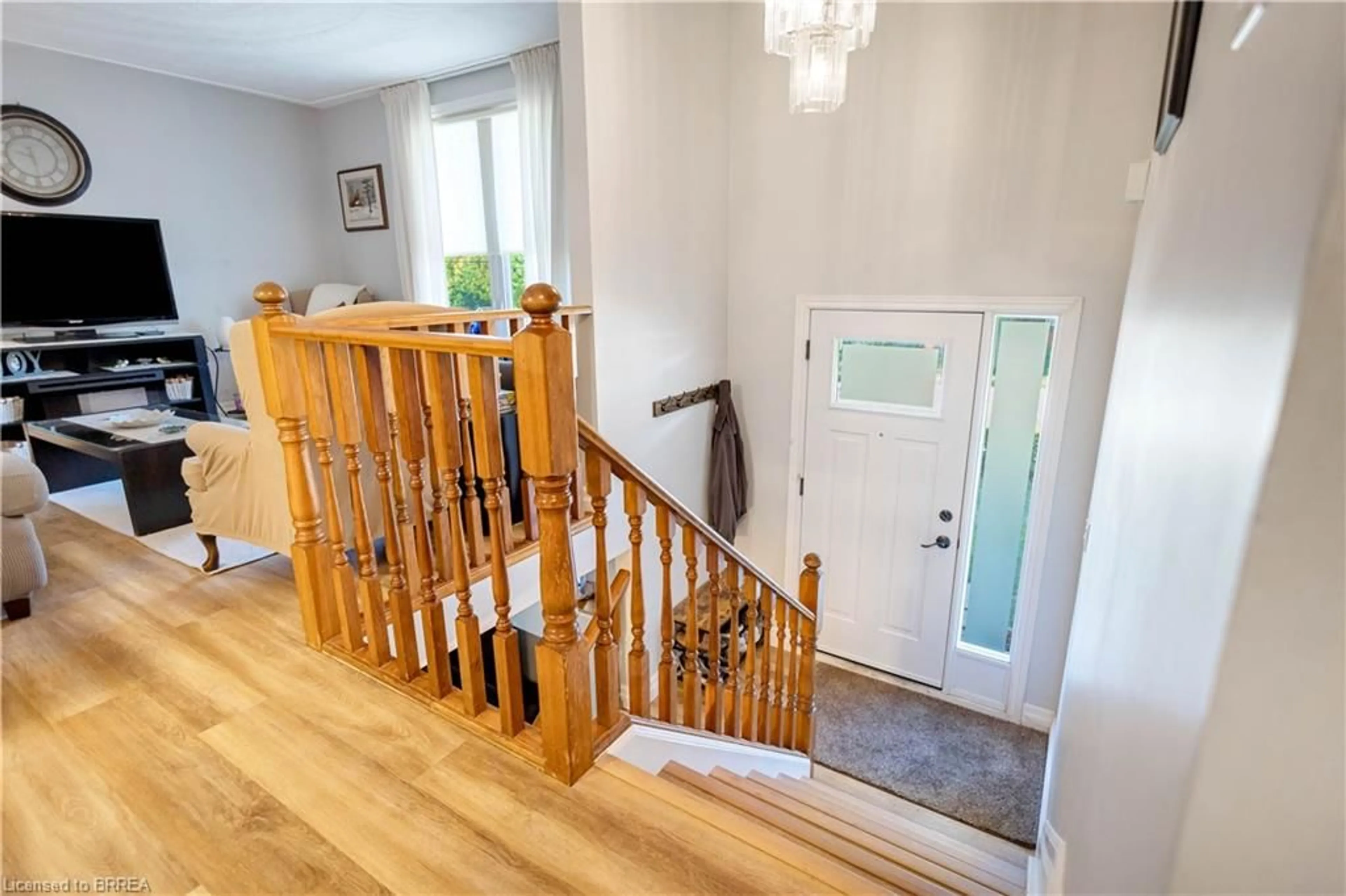 Indoor foyer for 11 Fourth Ave, Brantford Ontario N3S 7T9