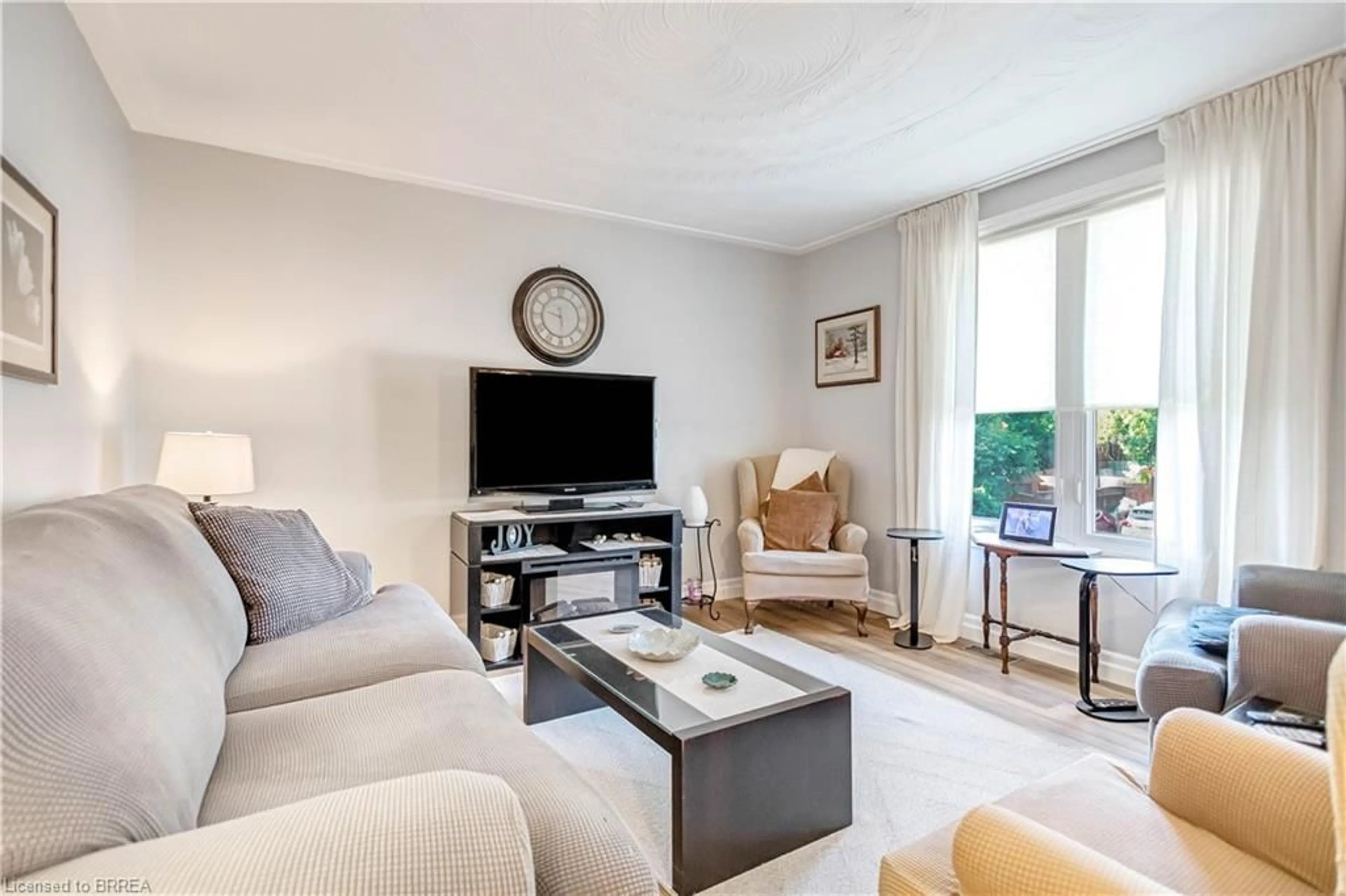 Living room with furniture, unknown for 11 Fourth Ave, Brantford Ontario N3S 7T9