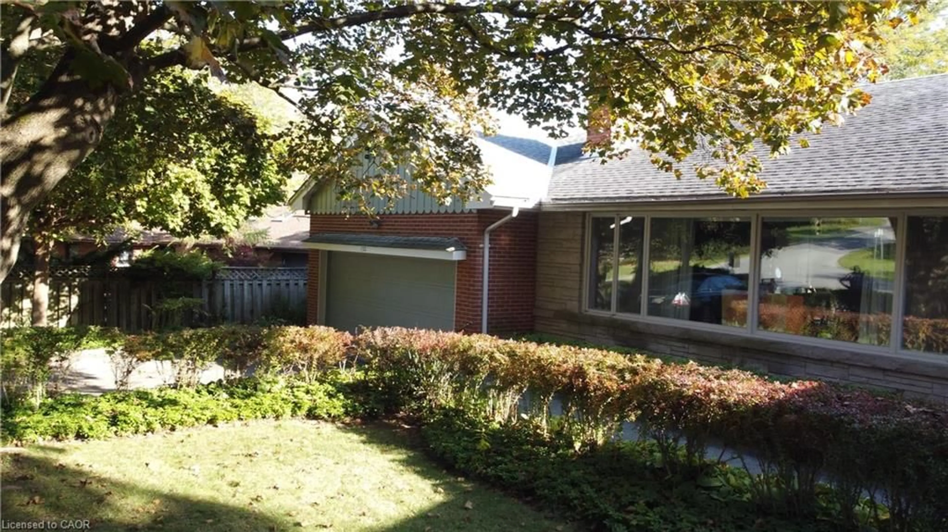 Home with brick exterior material, street for 132 Hillcrest Ave, Flamborough Ontario L9H 4X8