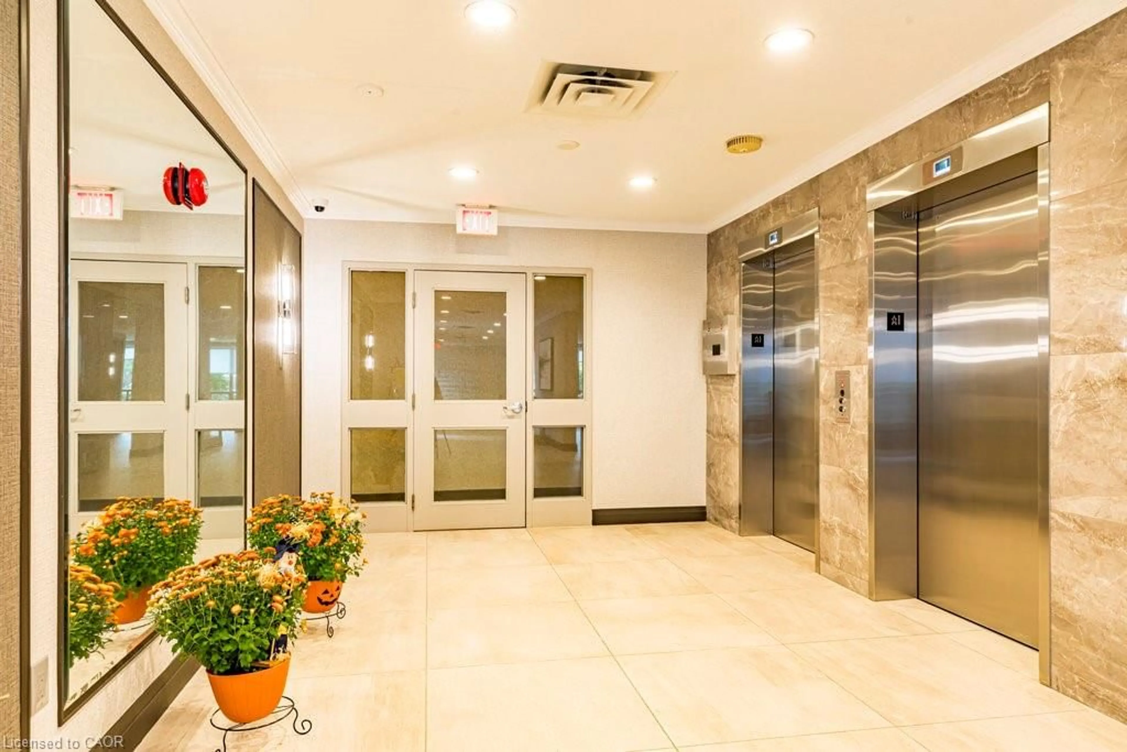 Indoor foyer for 5080 Pinedale Ave #209, Burlington Ontario L7L 5V7