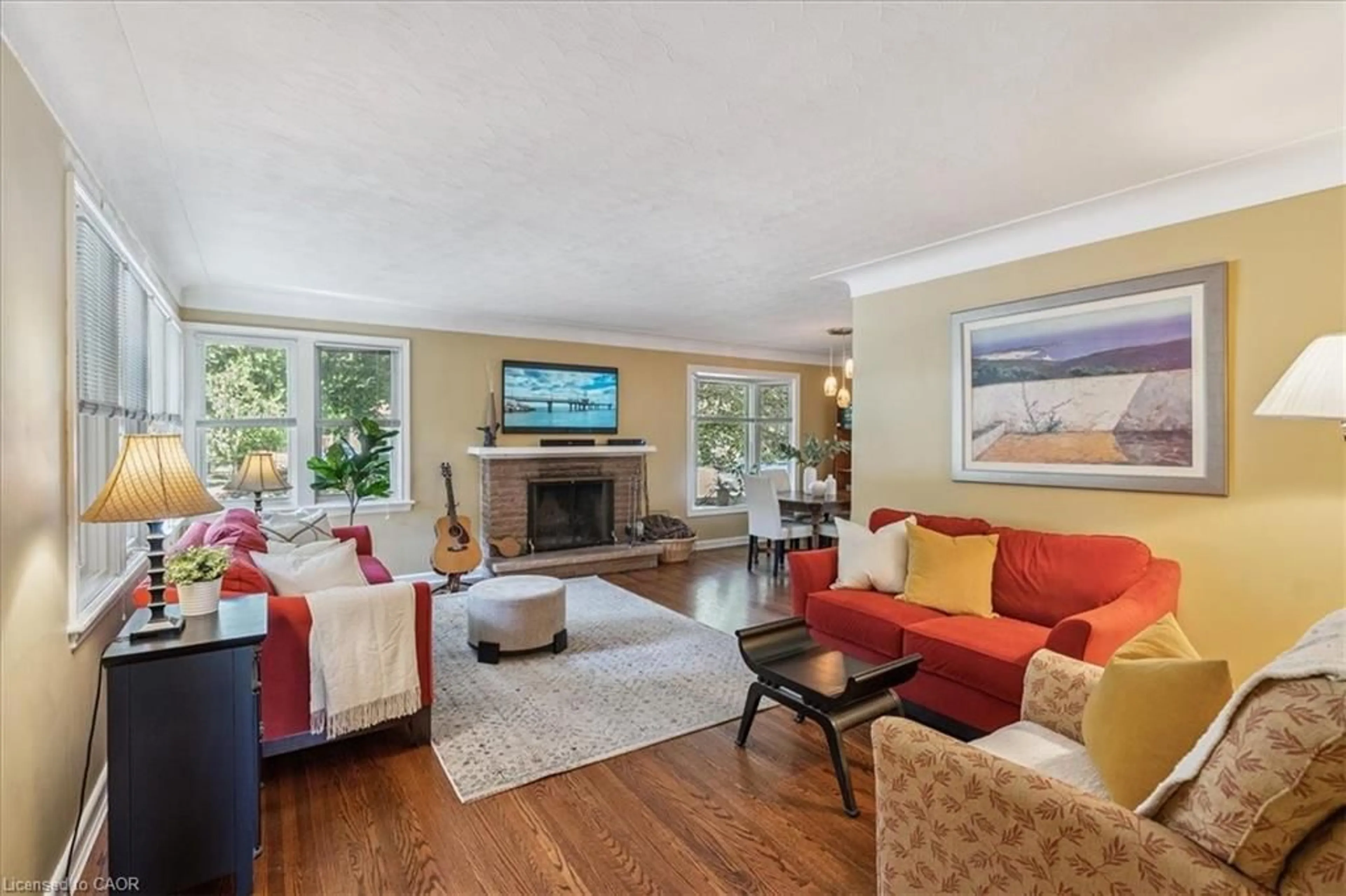 Living room with furniture, unknown for 1424 Alfred Cres, Burlington Ontario L7S 1K7