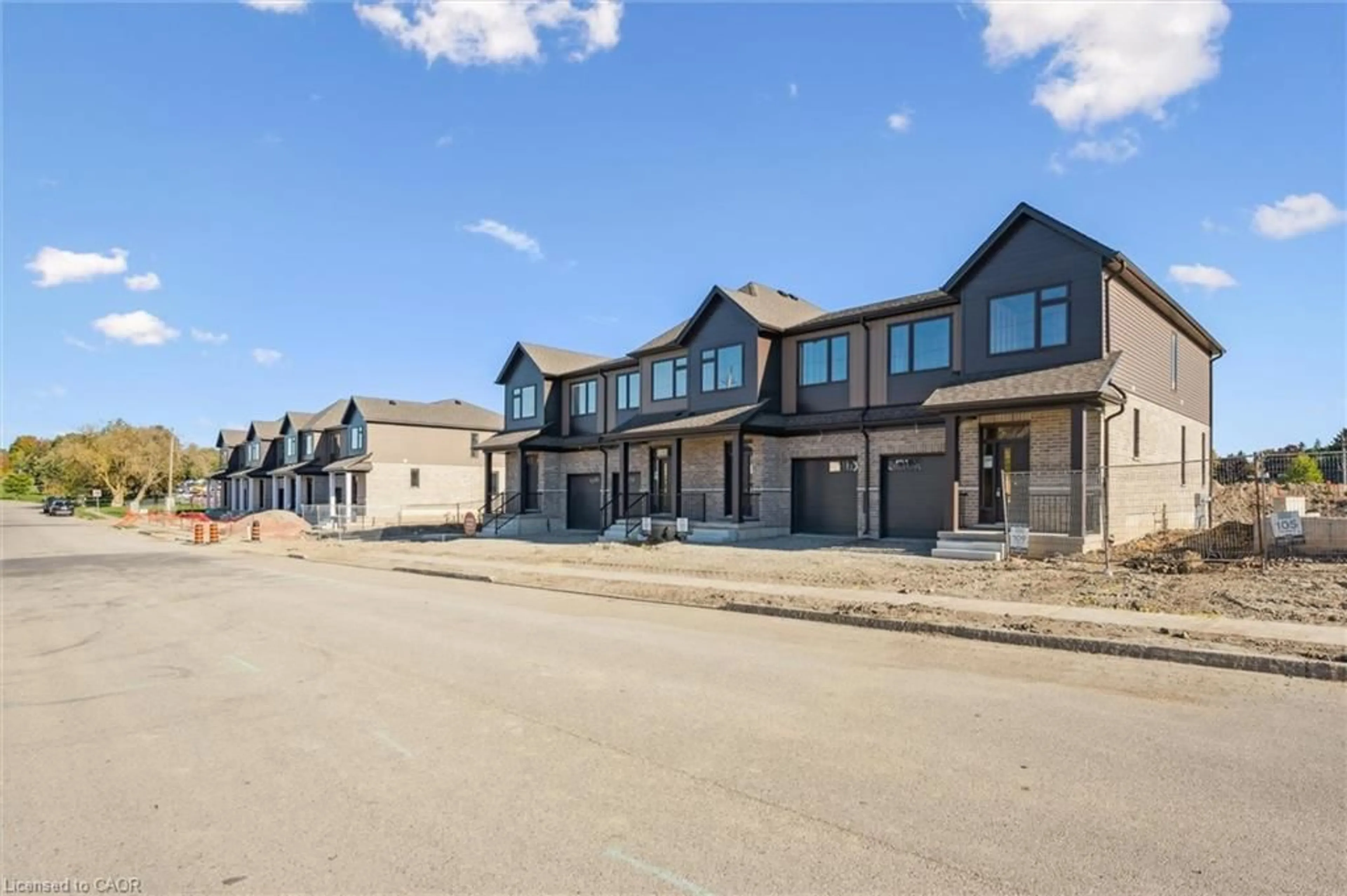 A pic from outside/outdoor area/front of a property/back of a property/a pic from drone, street for 111 Catherine St, New Hamburg Ontario N3A 2A3