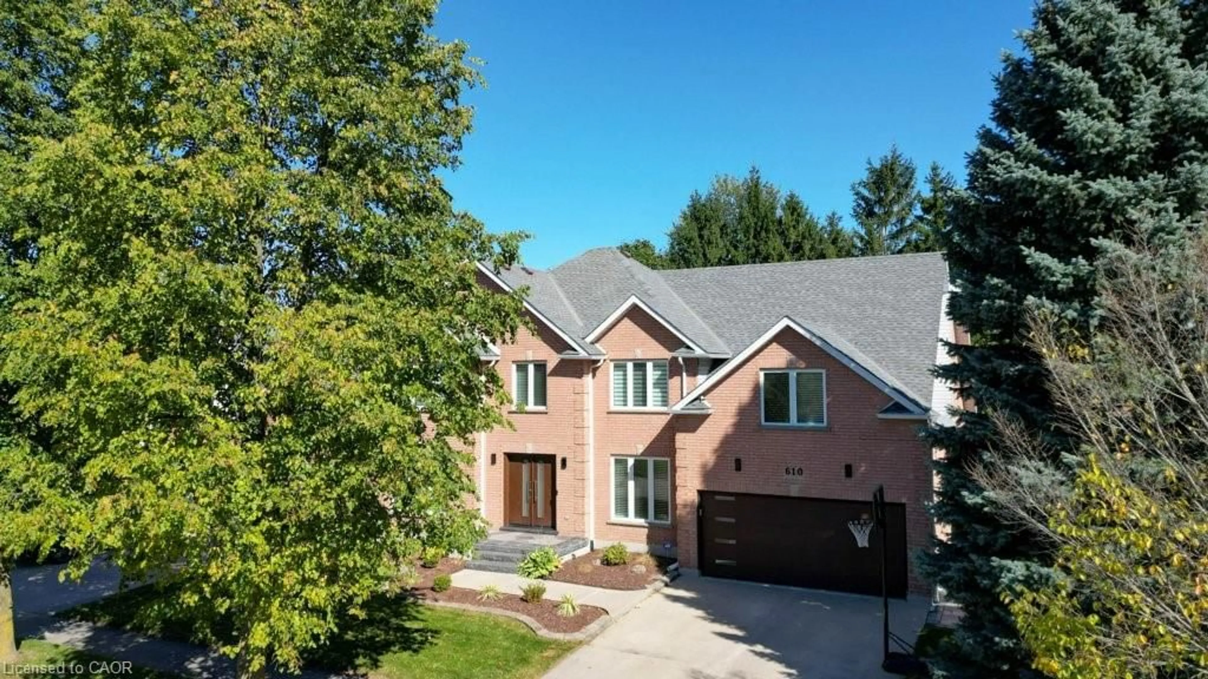 A pic from outside/outdoor area/front of a property/back of a property/a pic from drone, street for 610 Stonebury Cres, Waterloo Ontario N2K 3R1