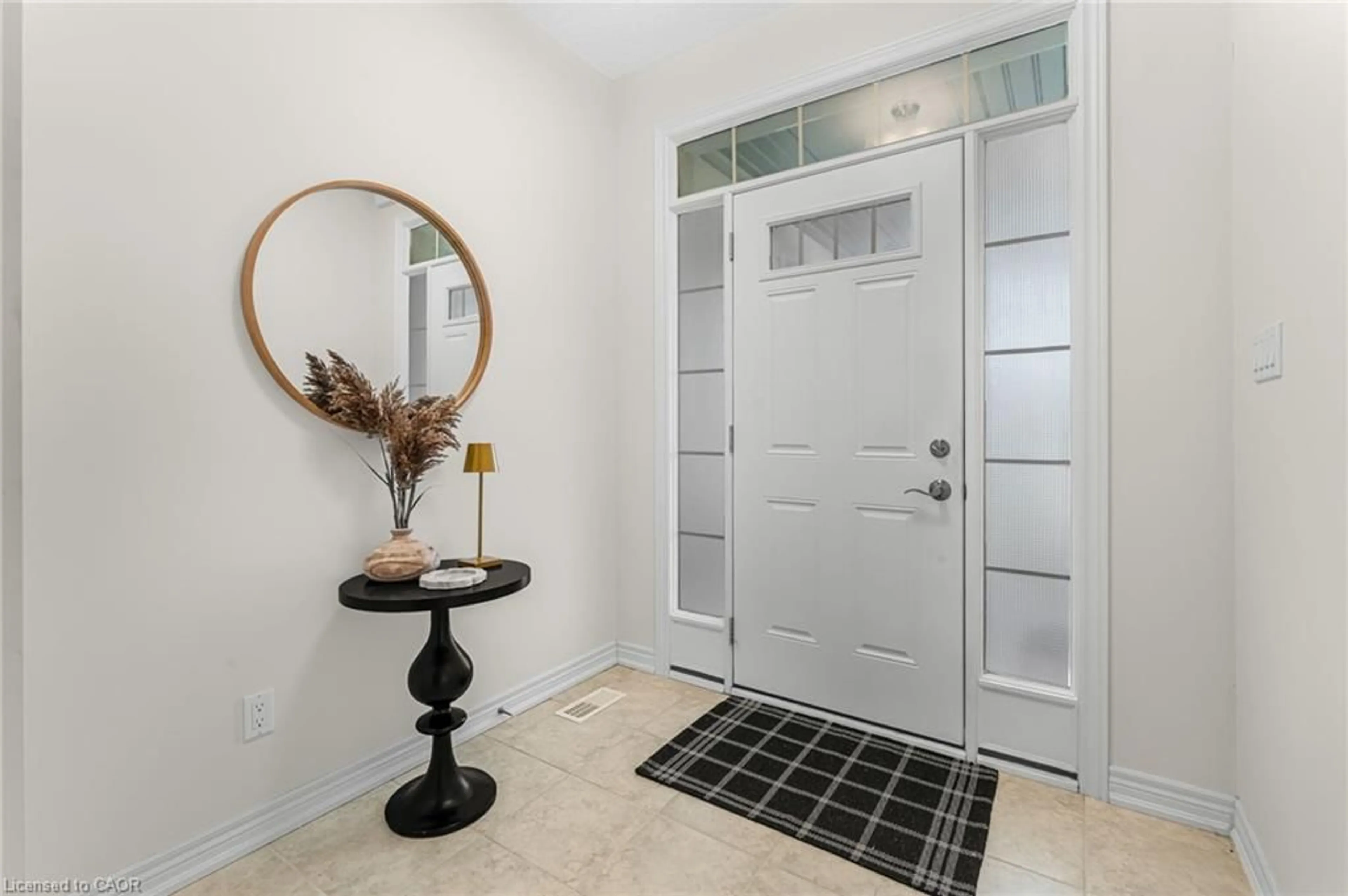 Indoor entryway for 5 Oakdale Blvd, Smithville Ontario L0R 2A0