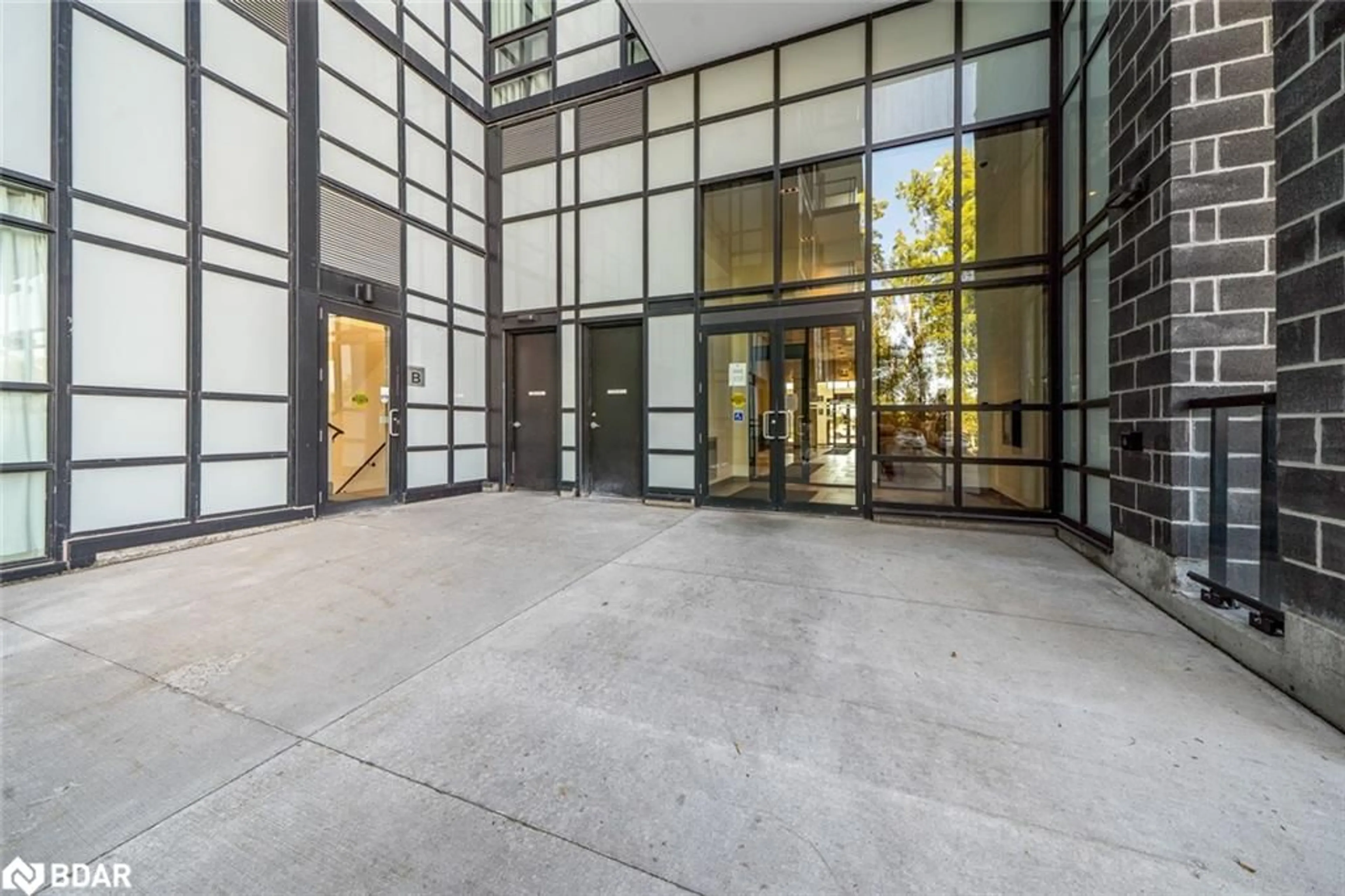 Indoor foyer for 681 Yonge St #114, Barrie Ontario L9J 0K1