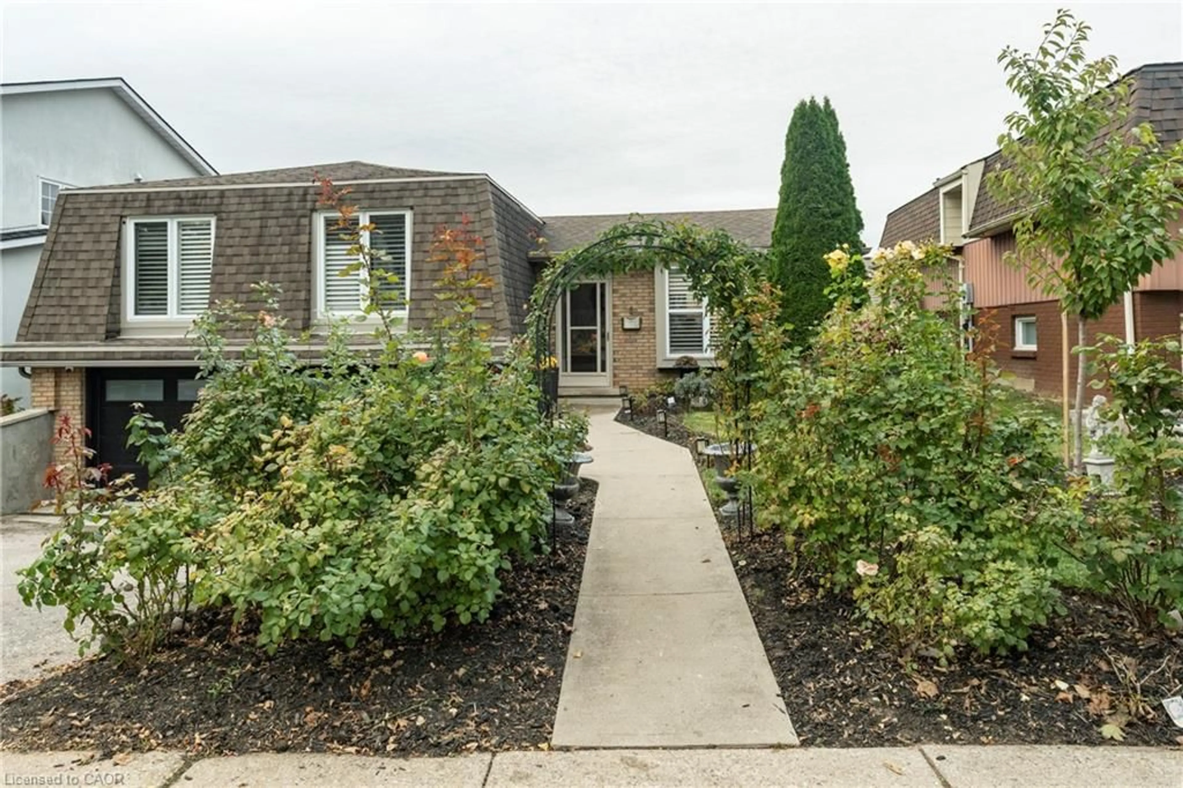 Patio, street for 5 Beechwood Ave, Brantford Ontario N3R 6Z1