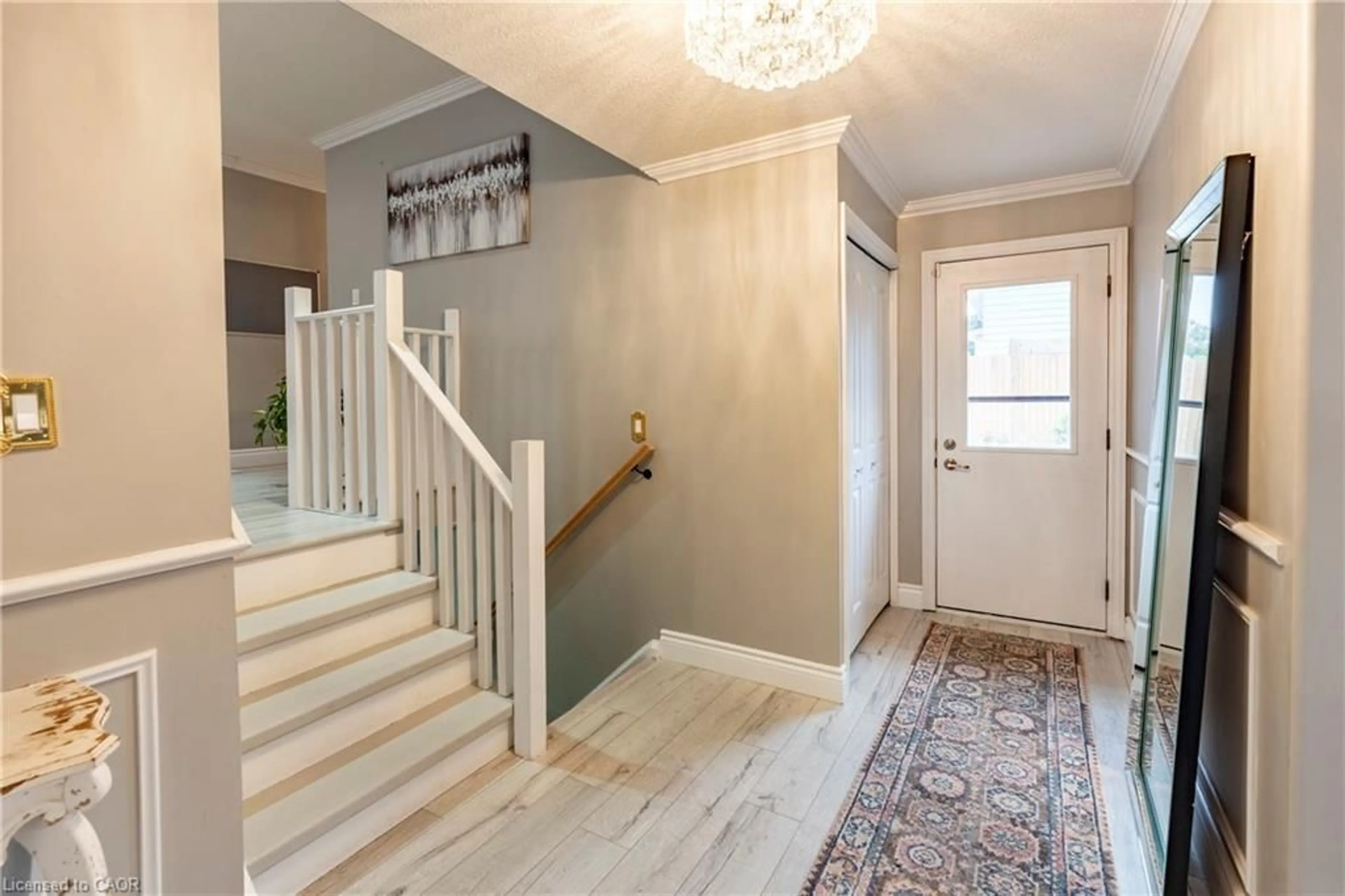 Indoor entryway for 5 Beechwood Ave, Brantford Ontario N3R 6Z1