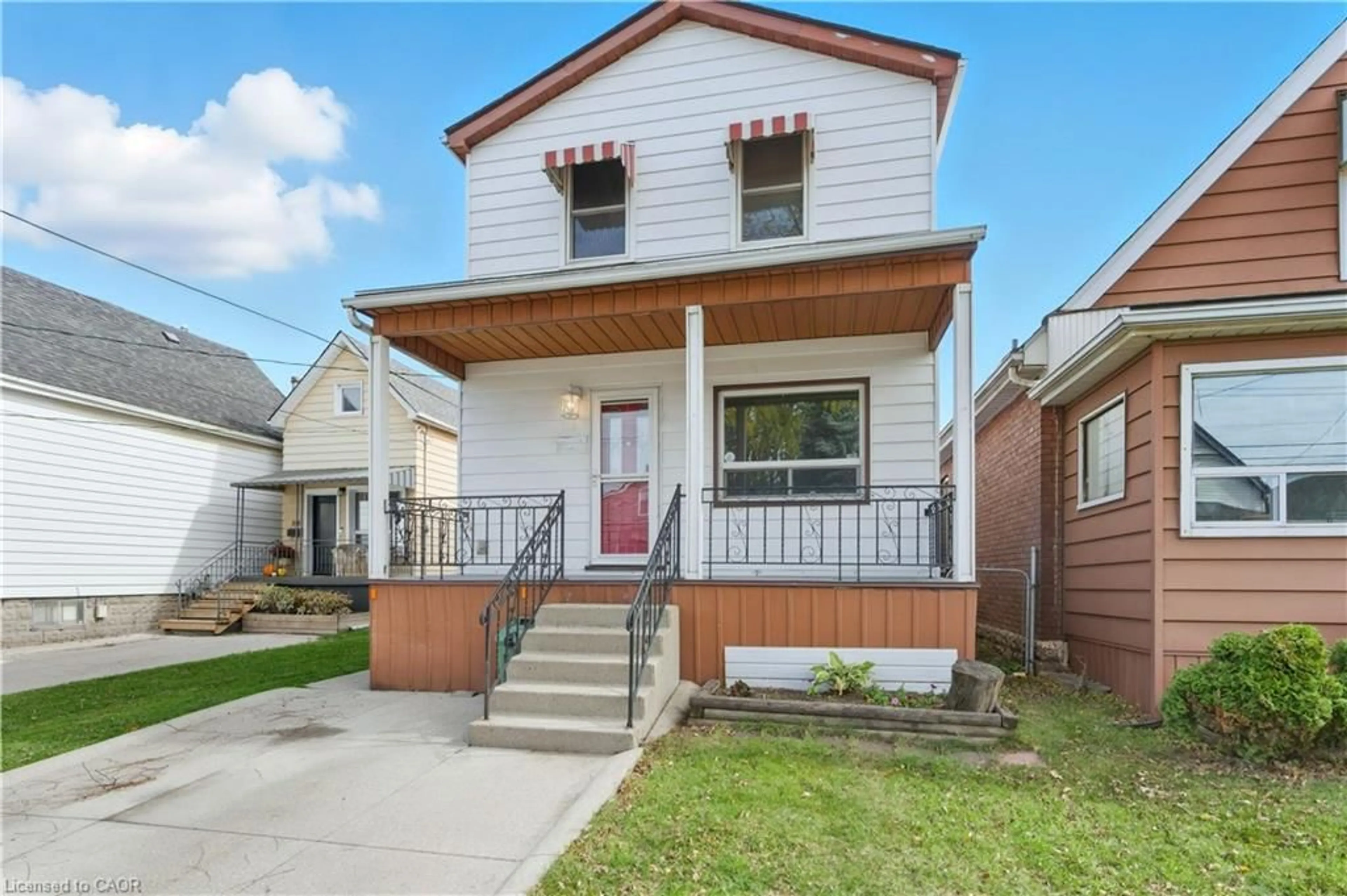 Home with vinyl exterior material, street for 116 Robins Ave, Hamilton Ontario L8H 4N7