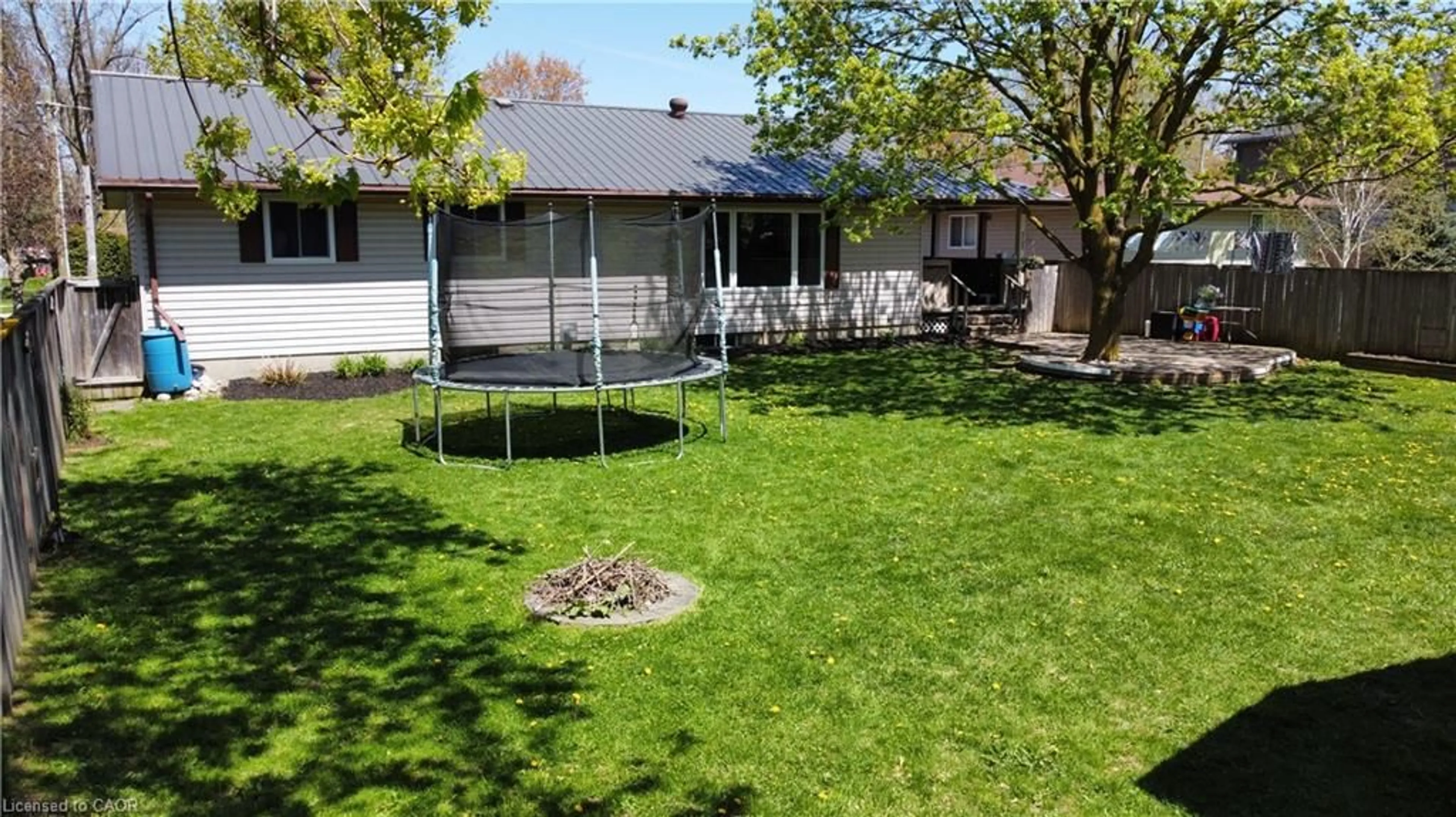 A pic from outside/outdoor area/front of a property/back of a property/a pic from drone, street for 250 Boulton St, Palmerston Ontario N0G 2P0