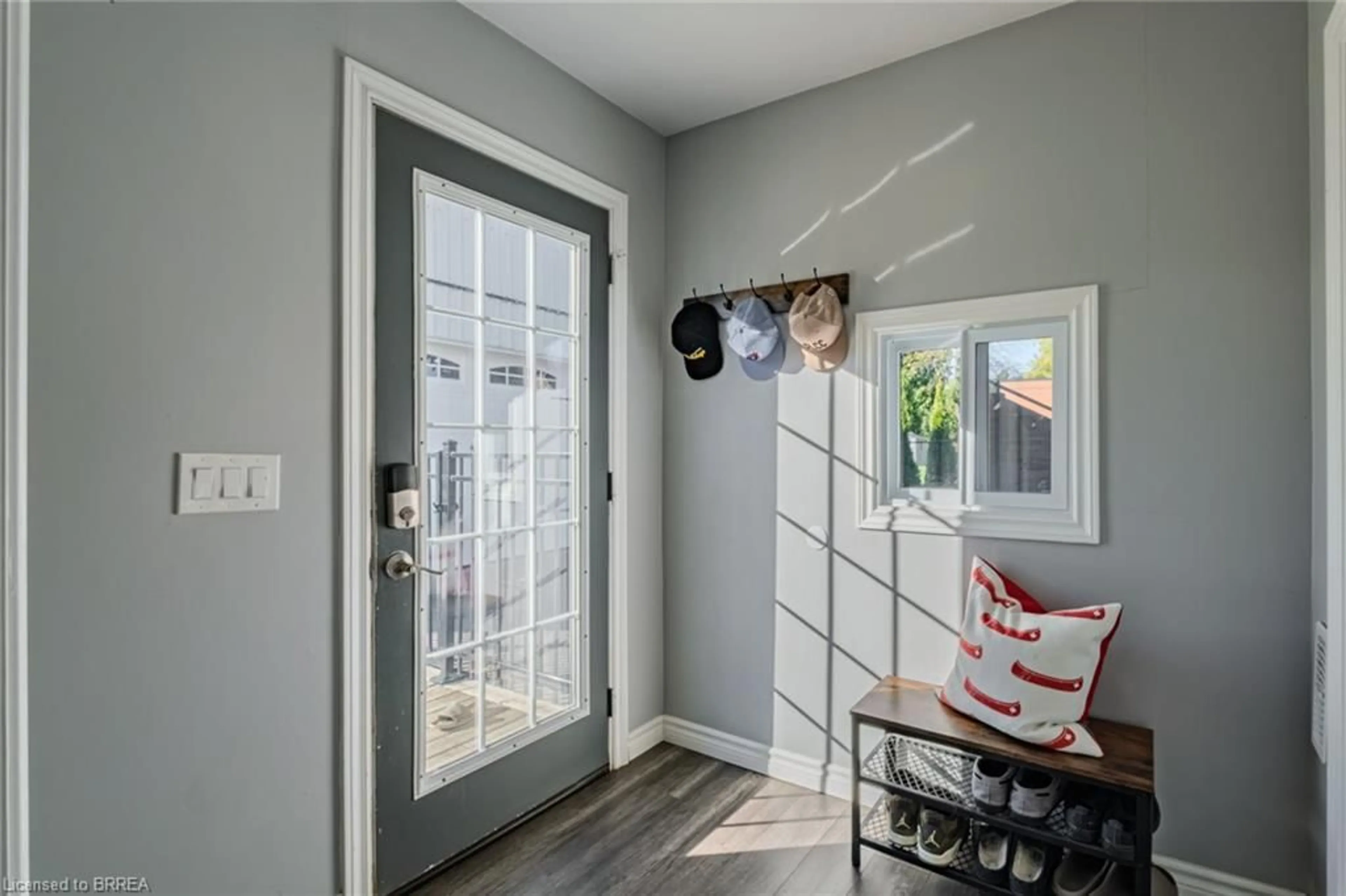 Indoor entryway for 233 Oakland Rd, Scotland Ontario N0E 1R0