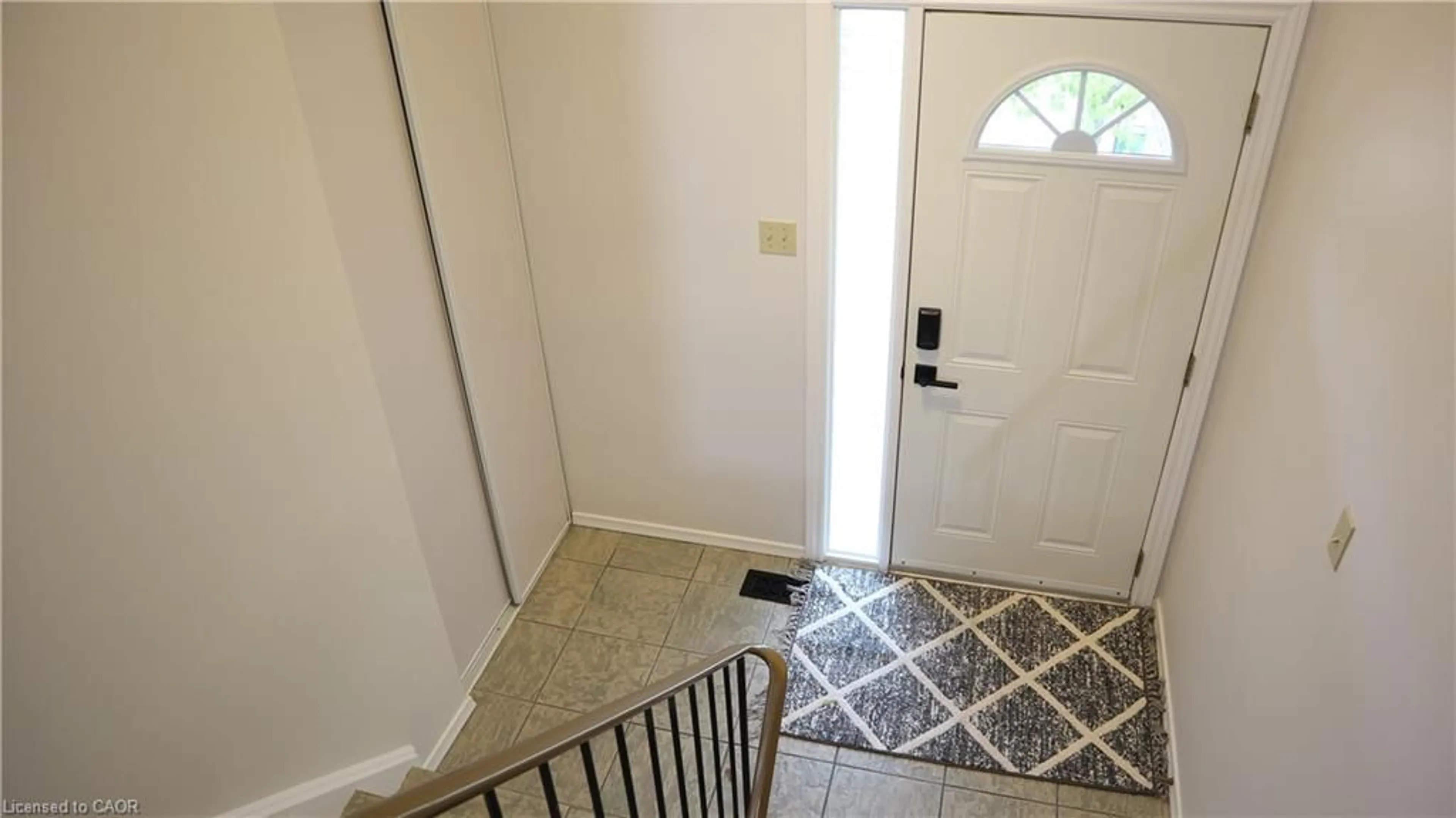 Indoor entryway for 297 Bluevale St #B, Waterloo Ontario N2J 4H6