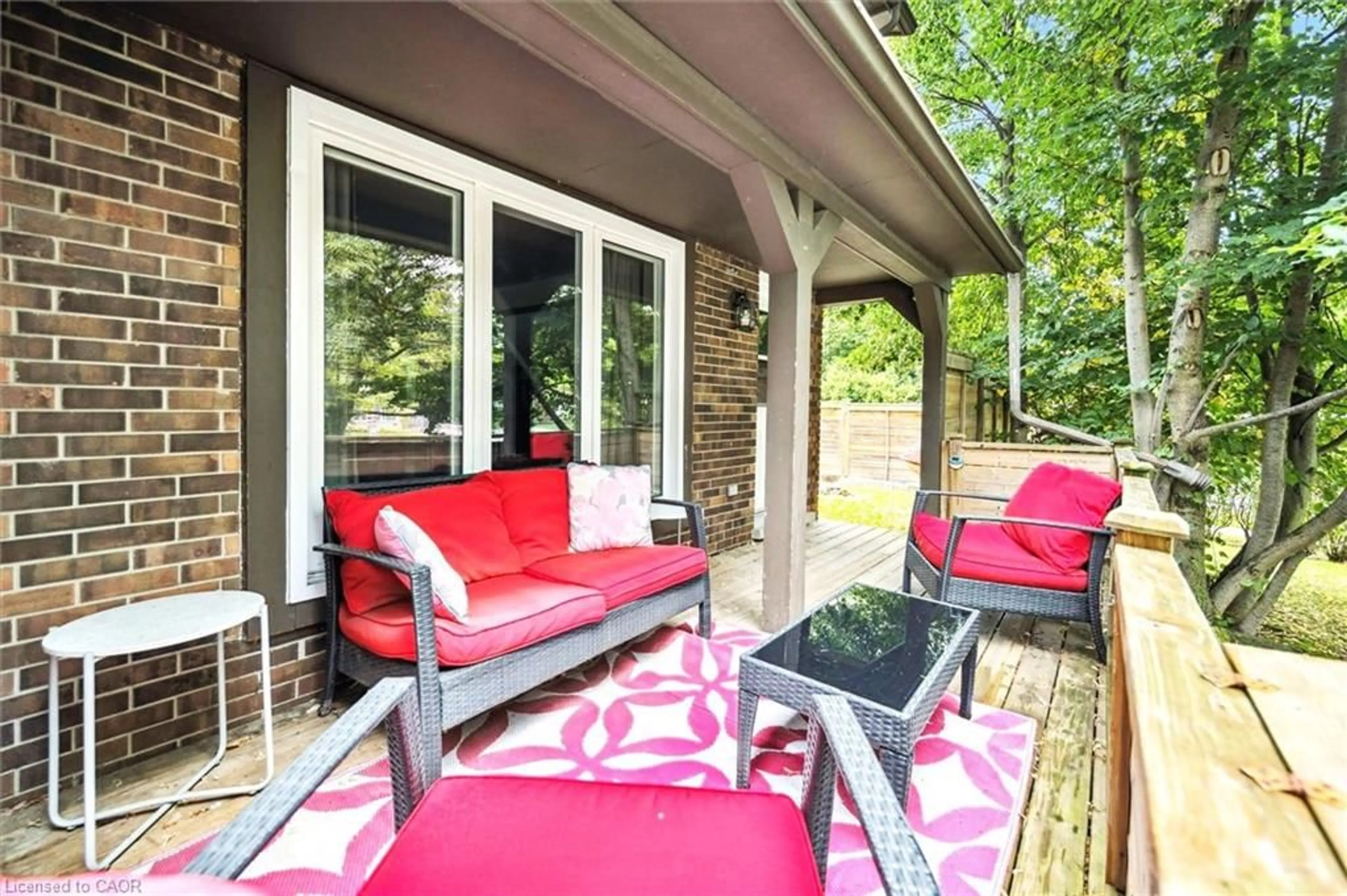 Patio, street for 118 Glamis Rd, Cambridge Ontario N1R 6S8