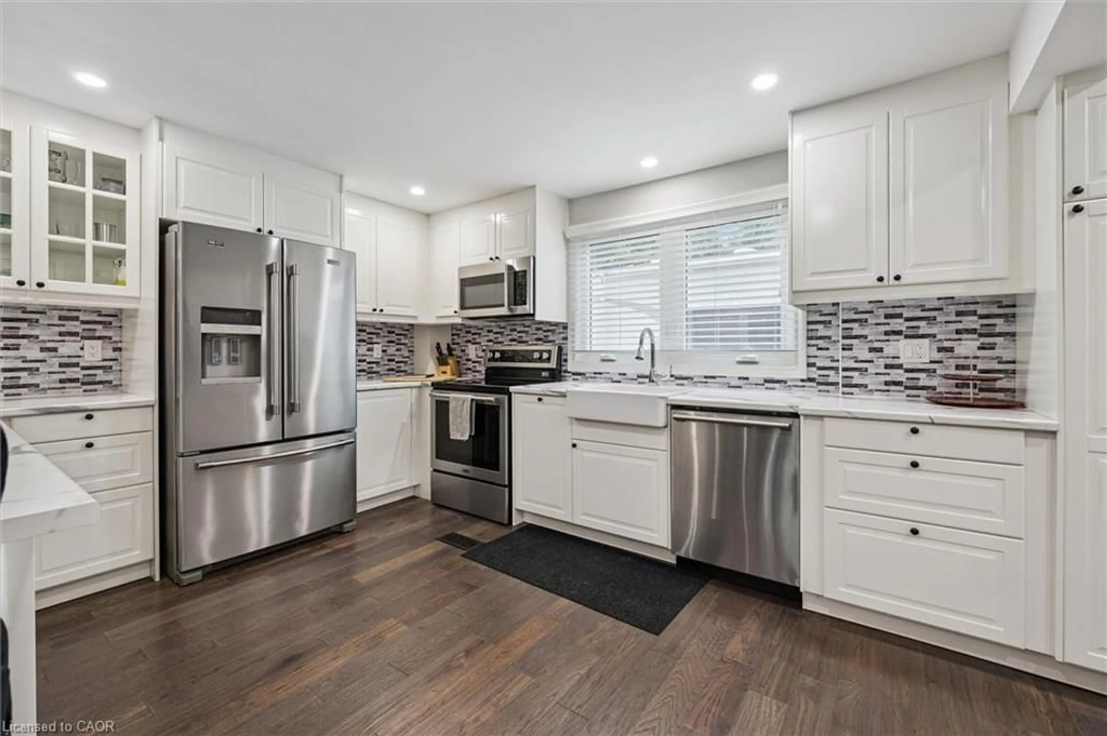 Open concept kitchen, ceramic/tile floor for 118 Glamis Rd, Cambridge Ontario N1R 6S8