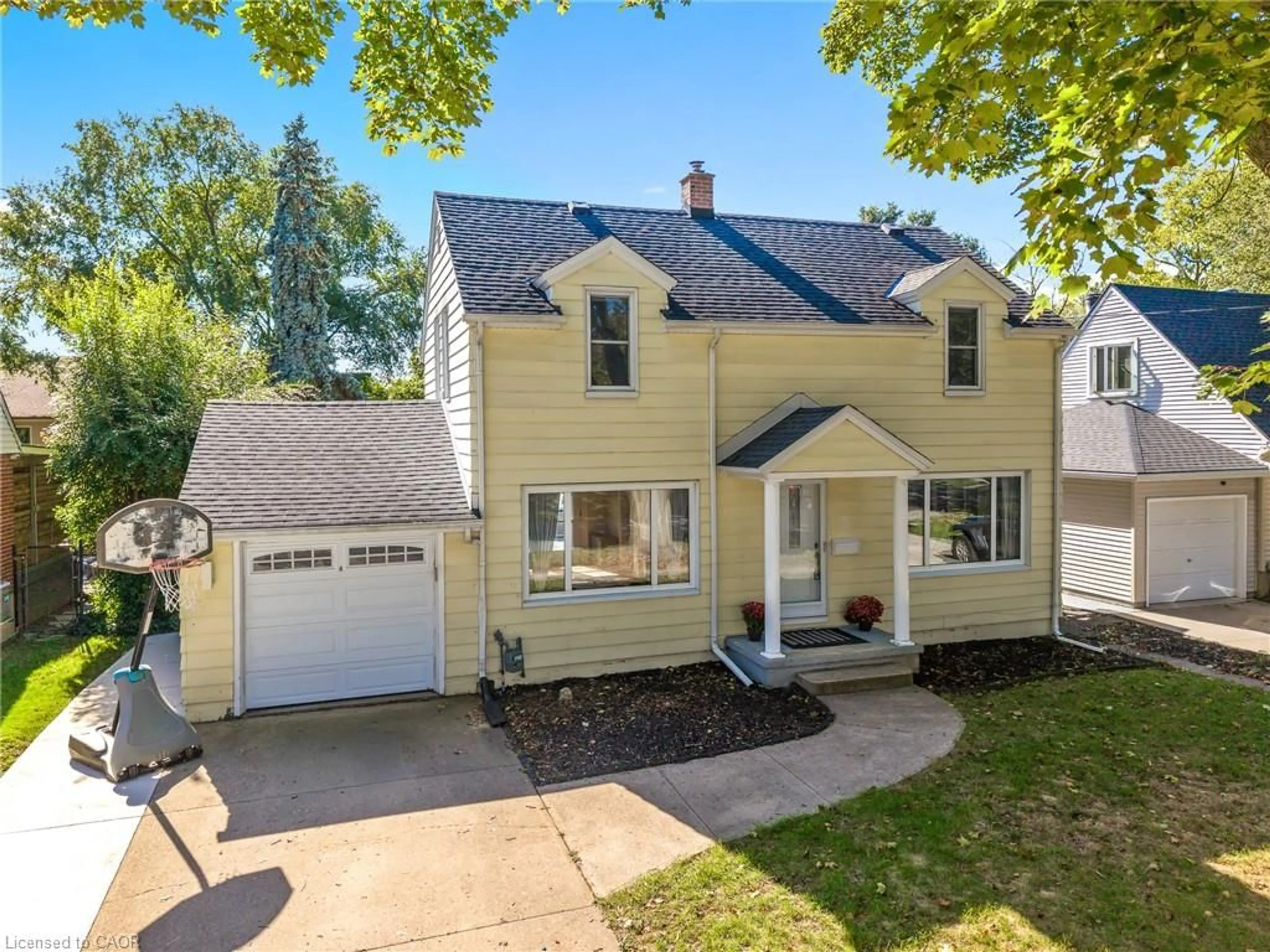 Home with vinyl exterior material, street for 5 Maplewood Dr, St. Catharines Ontario L2M 3N9