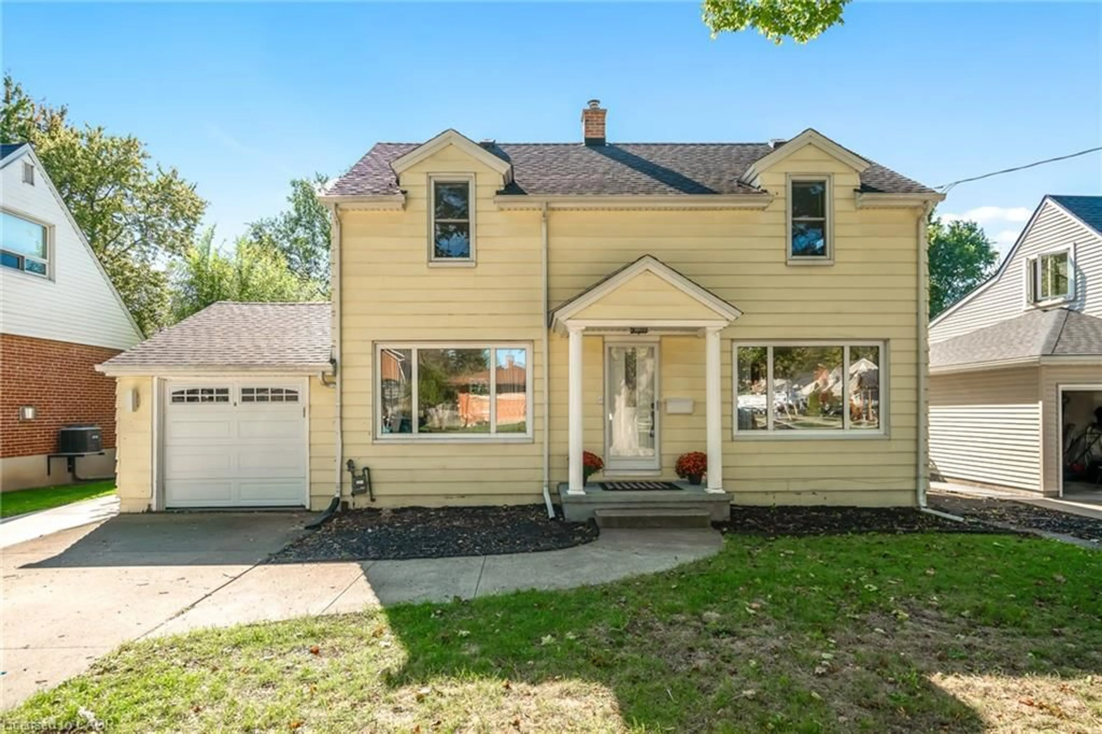 Home with vinyl exterior material, street for 5 Maplewood Dr, St. Catharines Ontario L2M 3N9