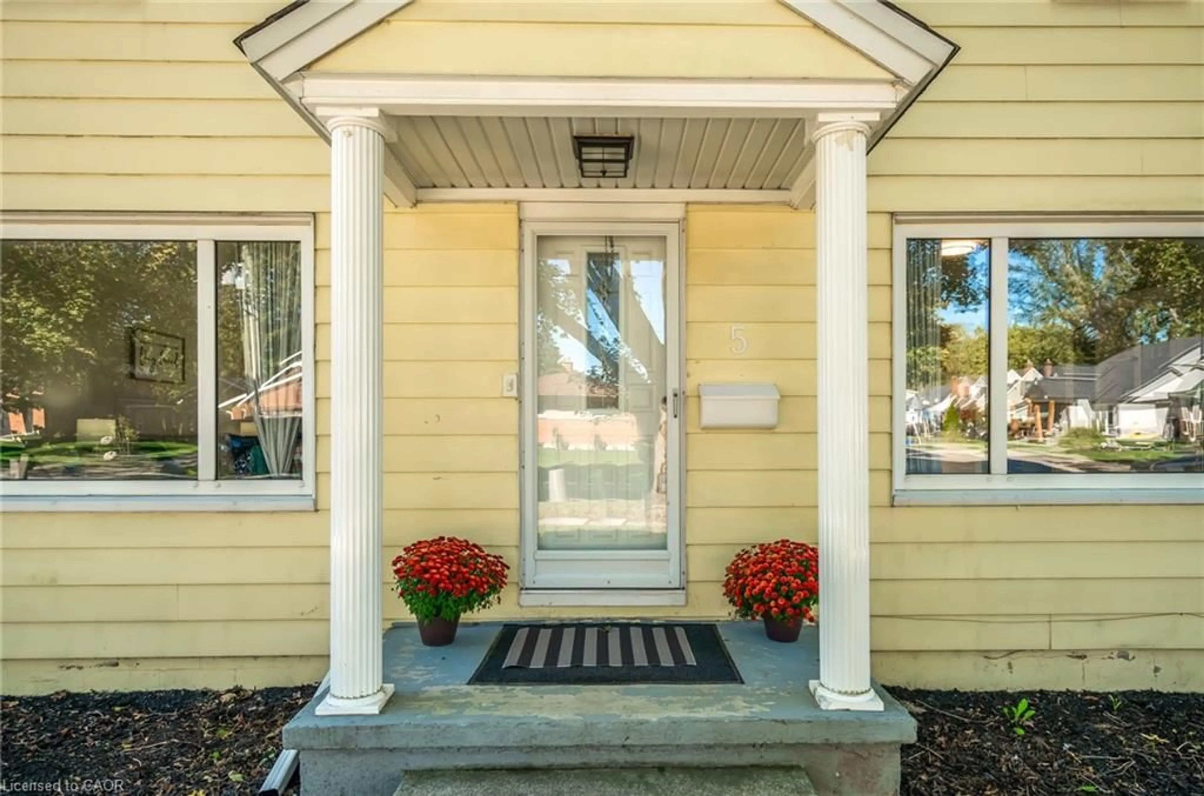 Indoor entryway for 5 Maplewood Dr, St. Catharines Ontario L2M 3N9