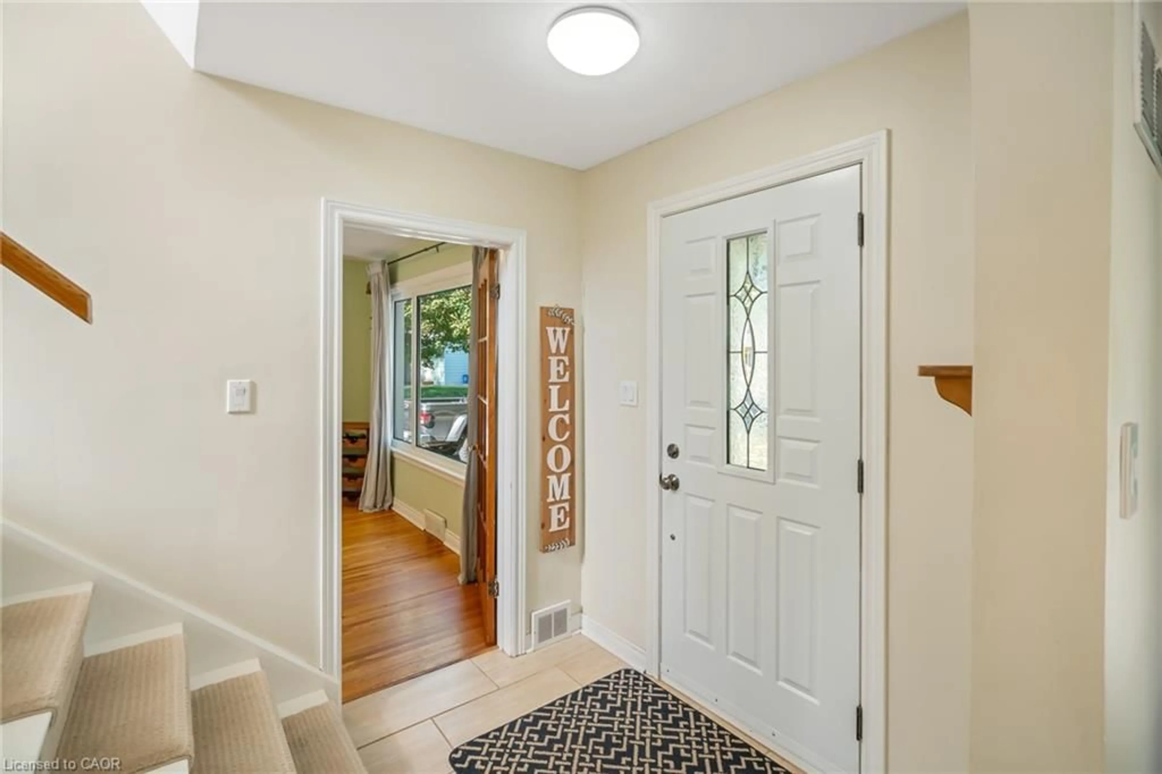 Indoor entryway for 5 Maplewood Dr, St. Catharines Ontario L2M 3N9