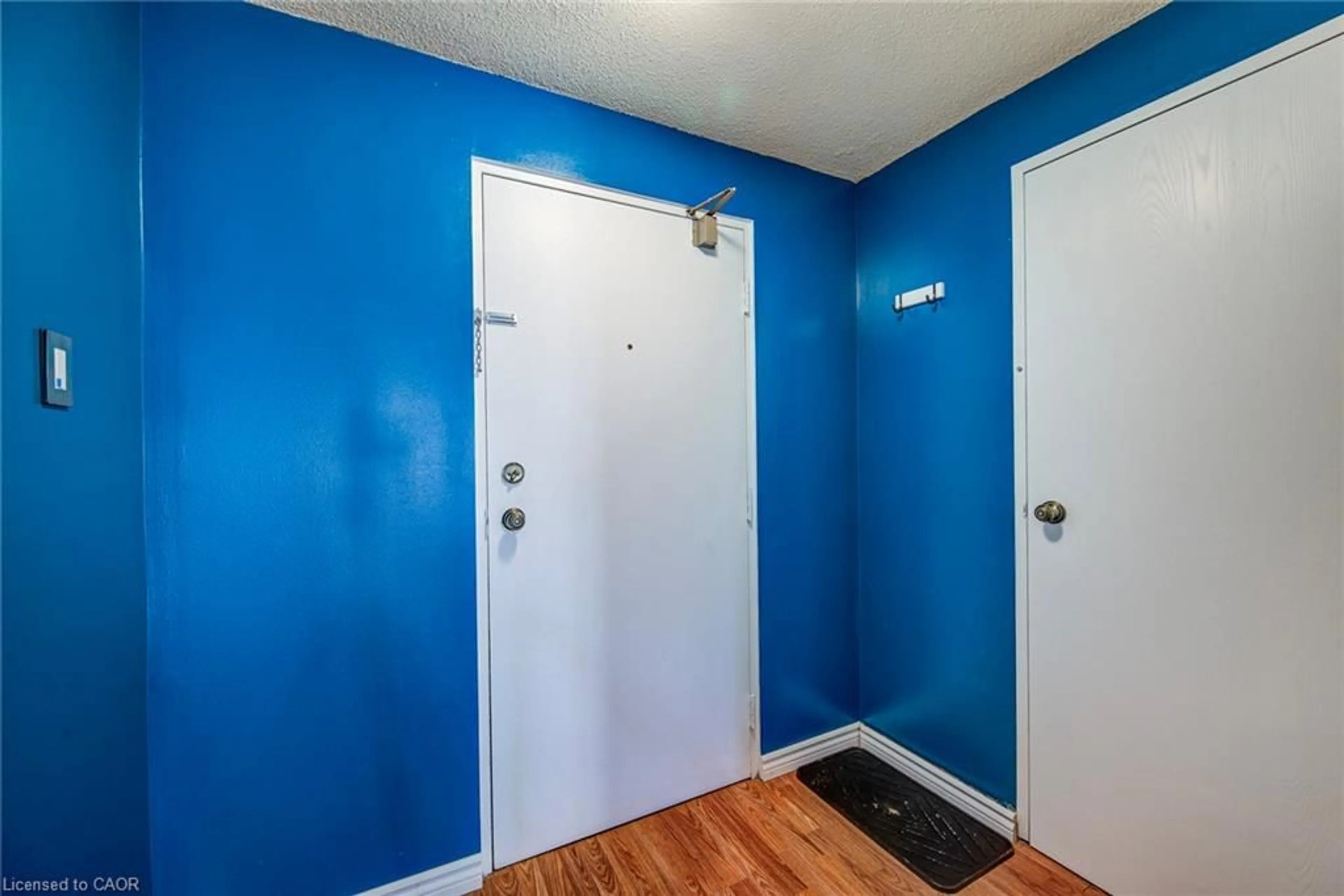 Indoor entryway for 55 Green Valley Dr #811, Kitchener Ontario N2P 1Z6