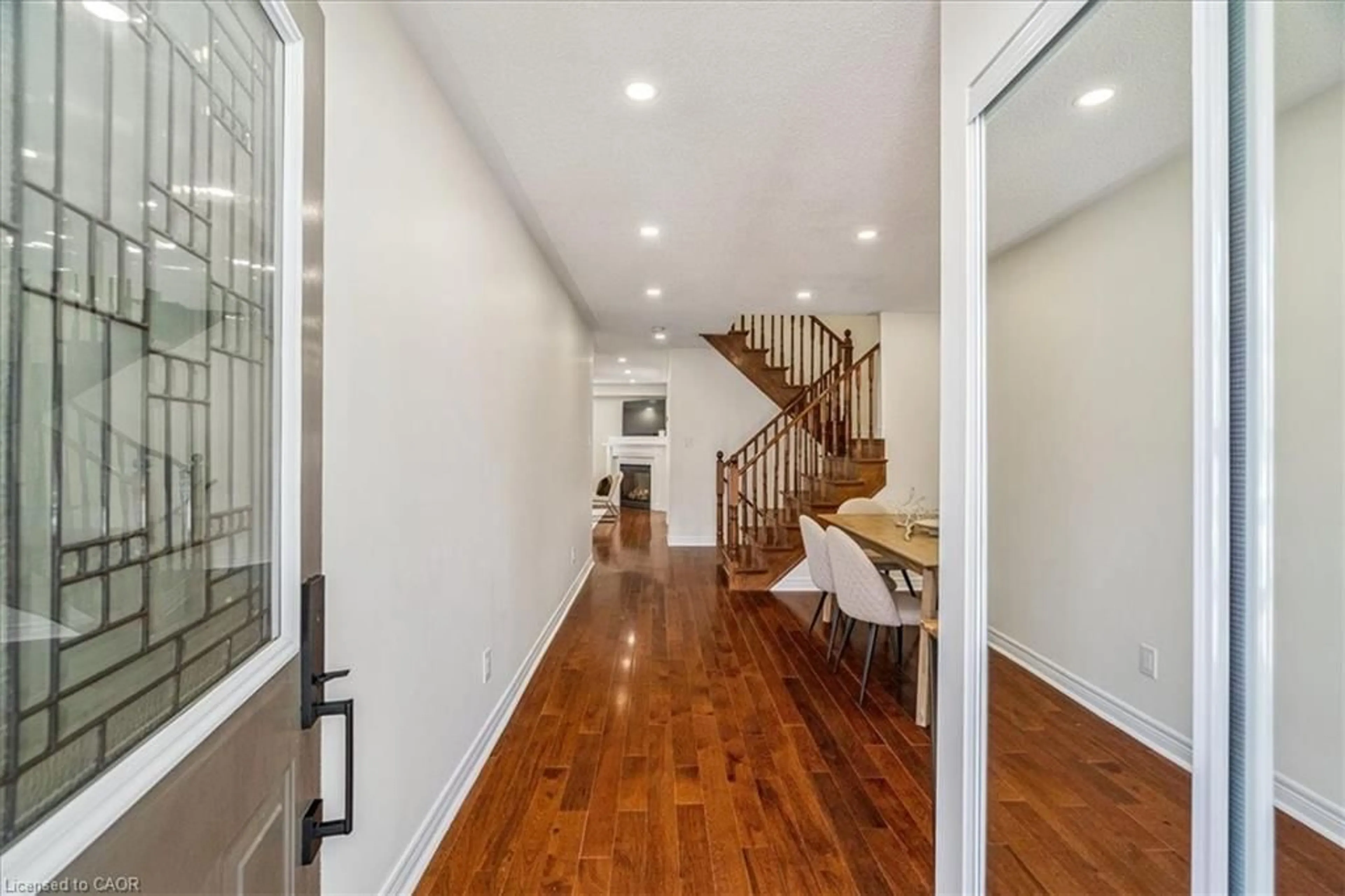 Indoor entryway for 3066 Highvalley Rd, Oakville Ontario L6M 5H3