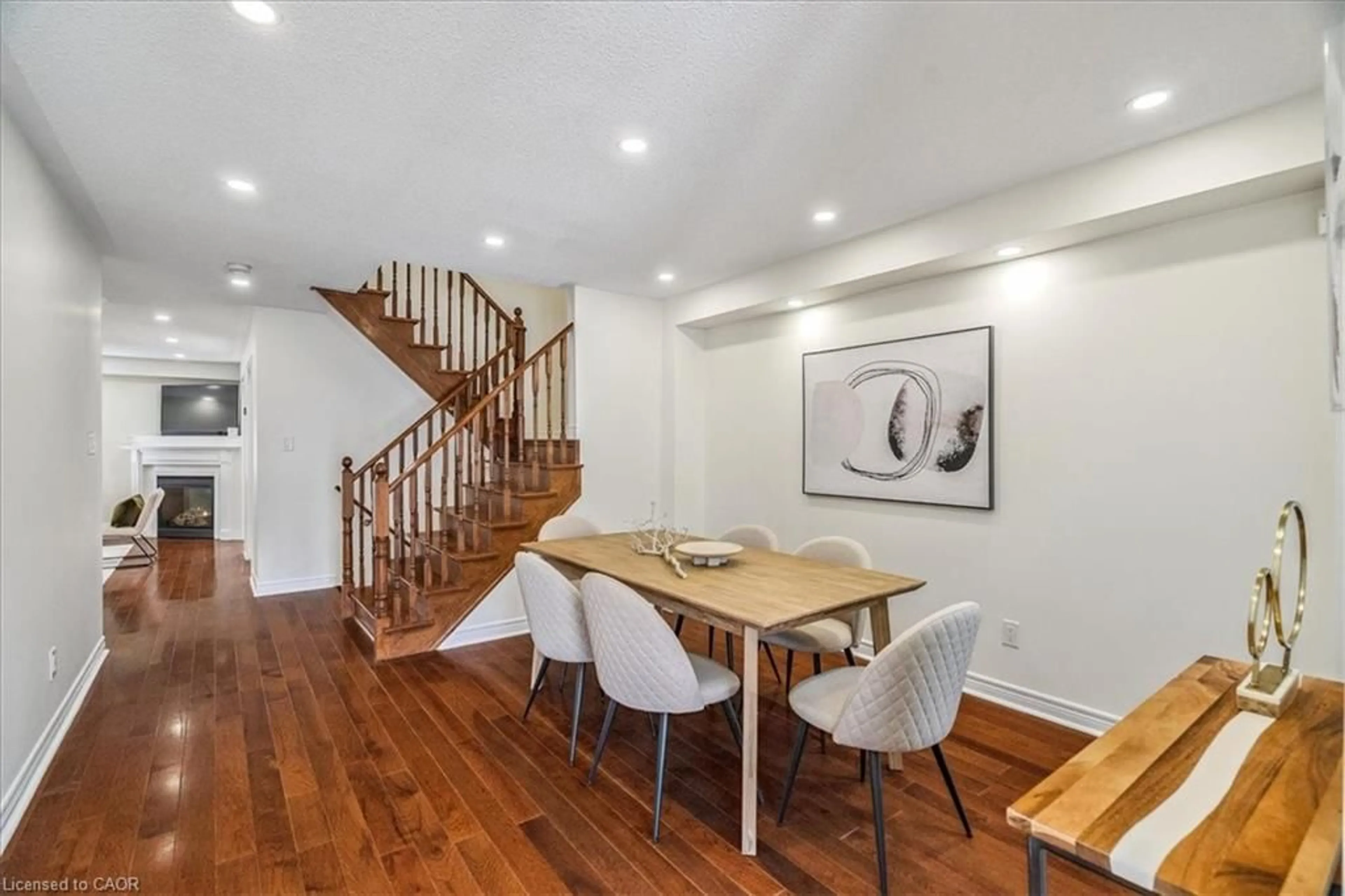 Dining room, wood/laminate floor for 3066 Highvalley Rd, Oakville Ontario L6M 5H3