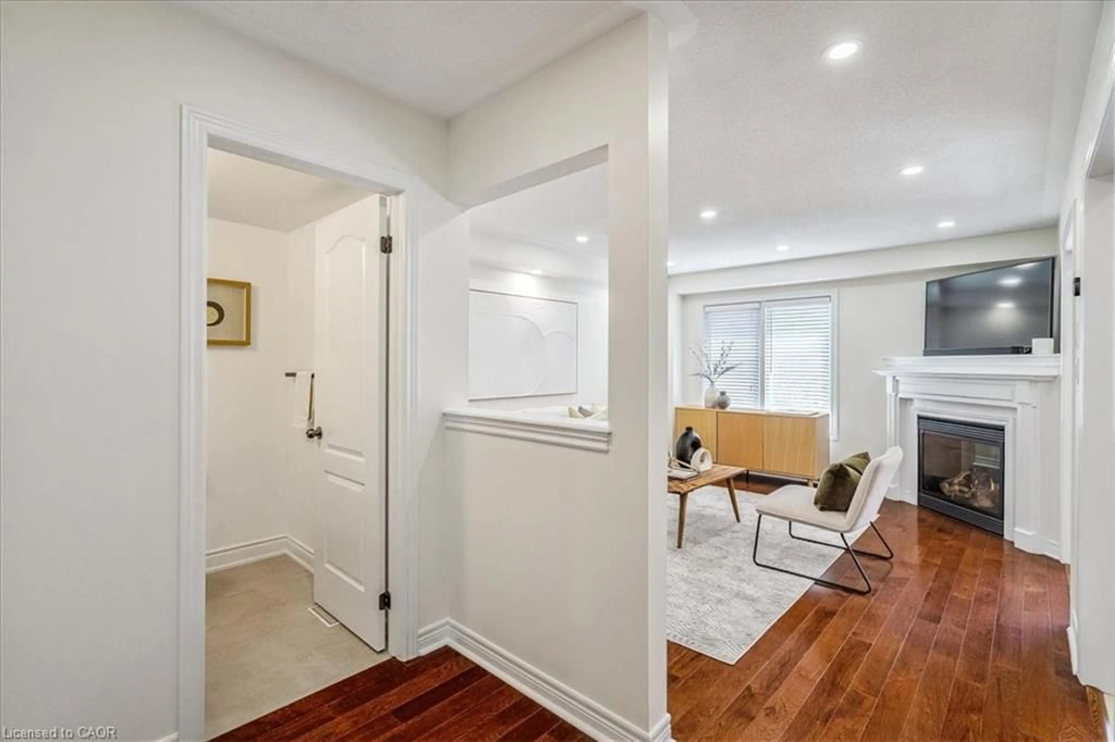 Indoor entryway for 3066 Highvalley Rd, Oakville Ontario L6M 5H3