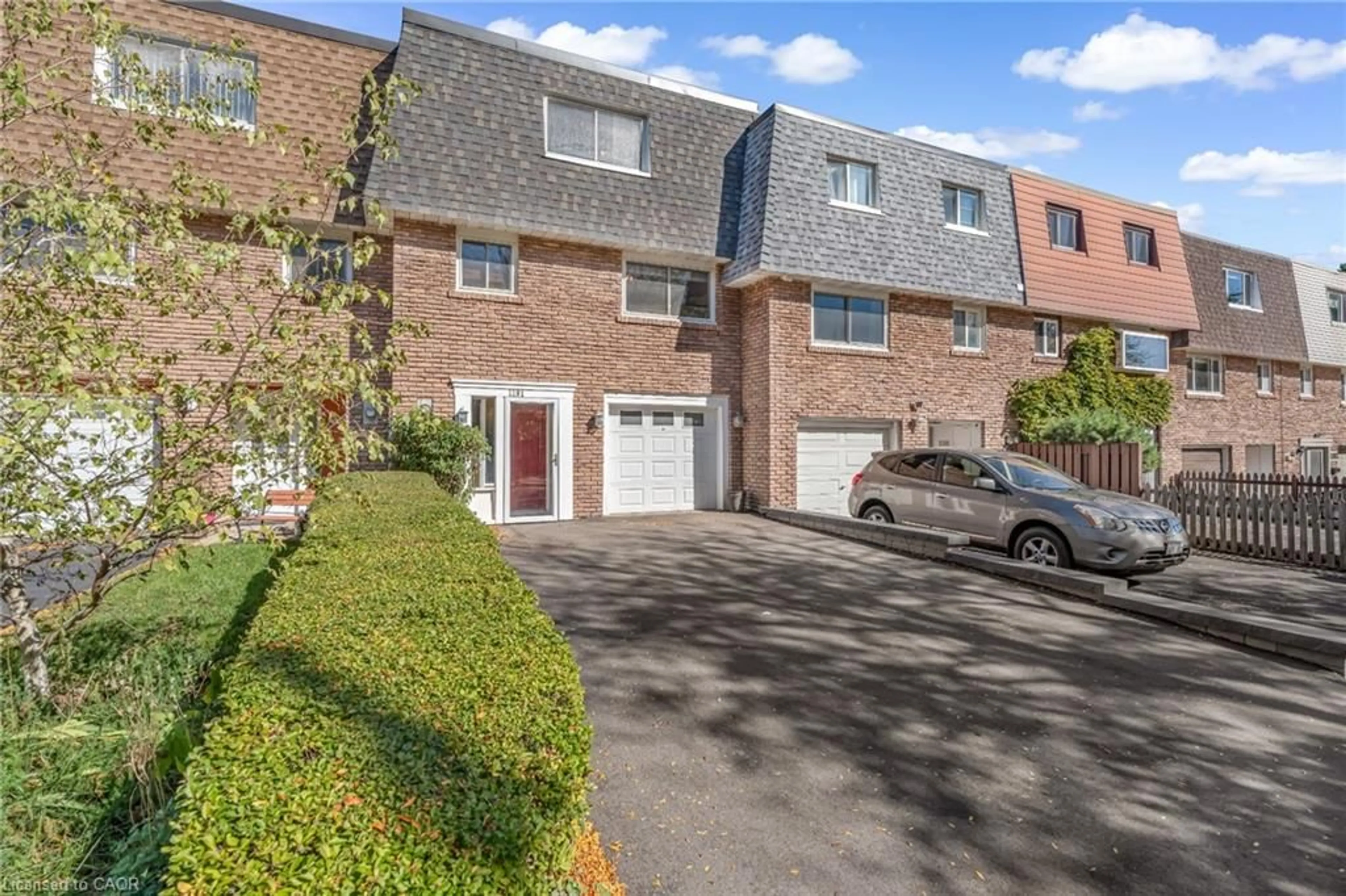 A pic from outside/outdoor area/front of a property/back of a property/a pic from drone, street for 1191 Eighth Line, Oakville Ontario L6H 2H2