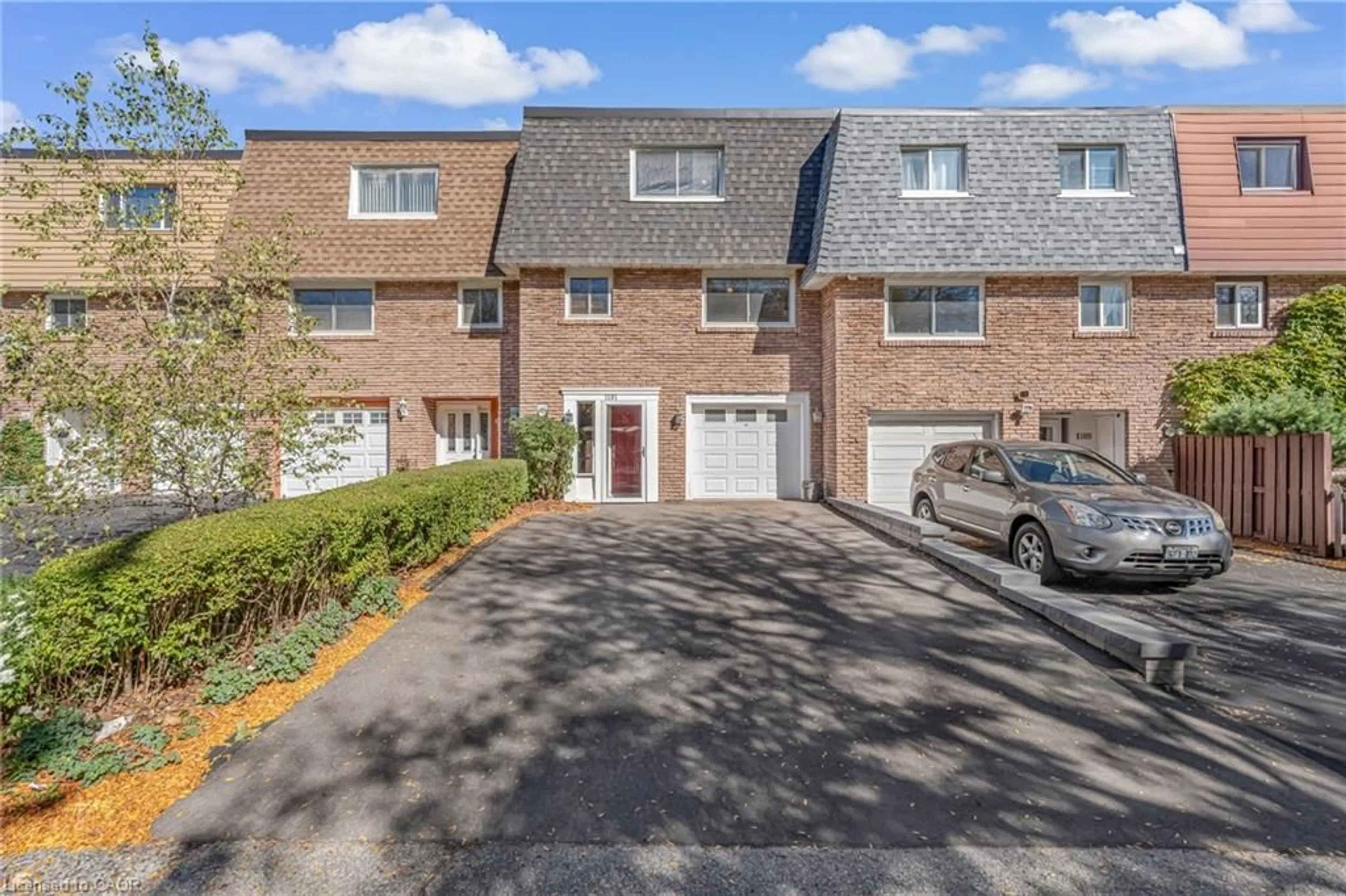 A pic from outside/outdoor area/front of a property/back of a property/a pic from drone, street for 1191 Eighth Line, Oakville Ontario L6H 2H2