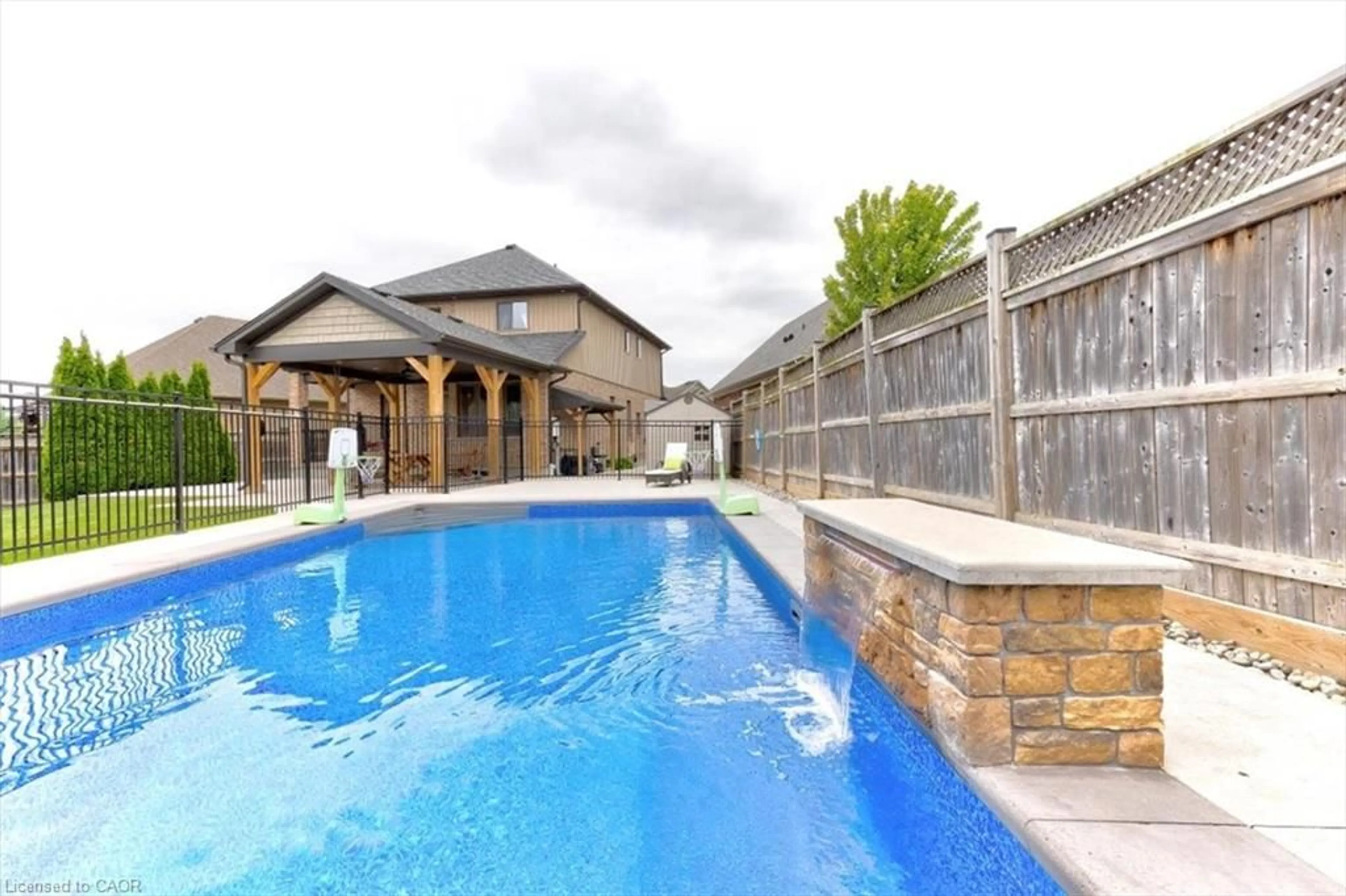 Pool for 261 Watervale Cres, Kitchener Ontario N2A 0G7