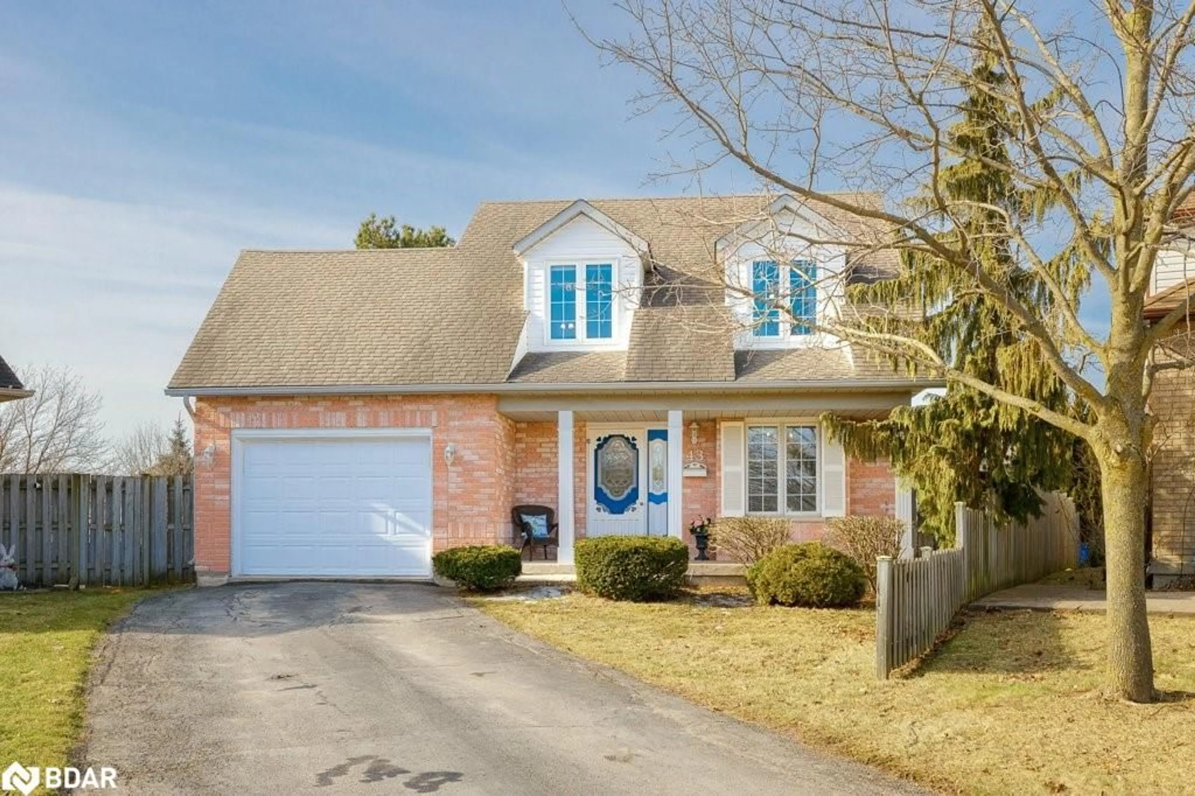 Home with brick exterior material, street for 43 Silvercrest Crt, Thorold Ontario L2V 5B4